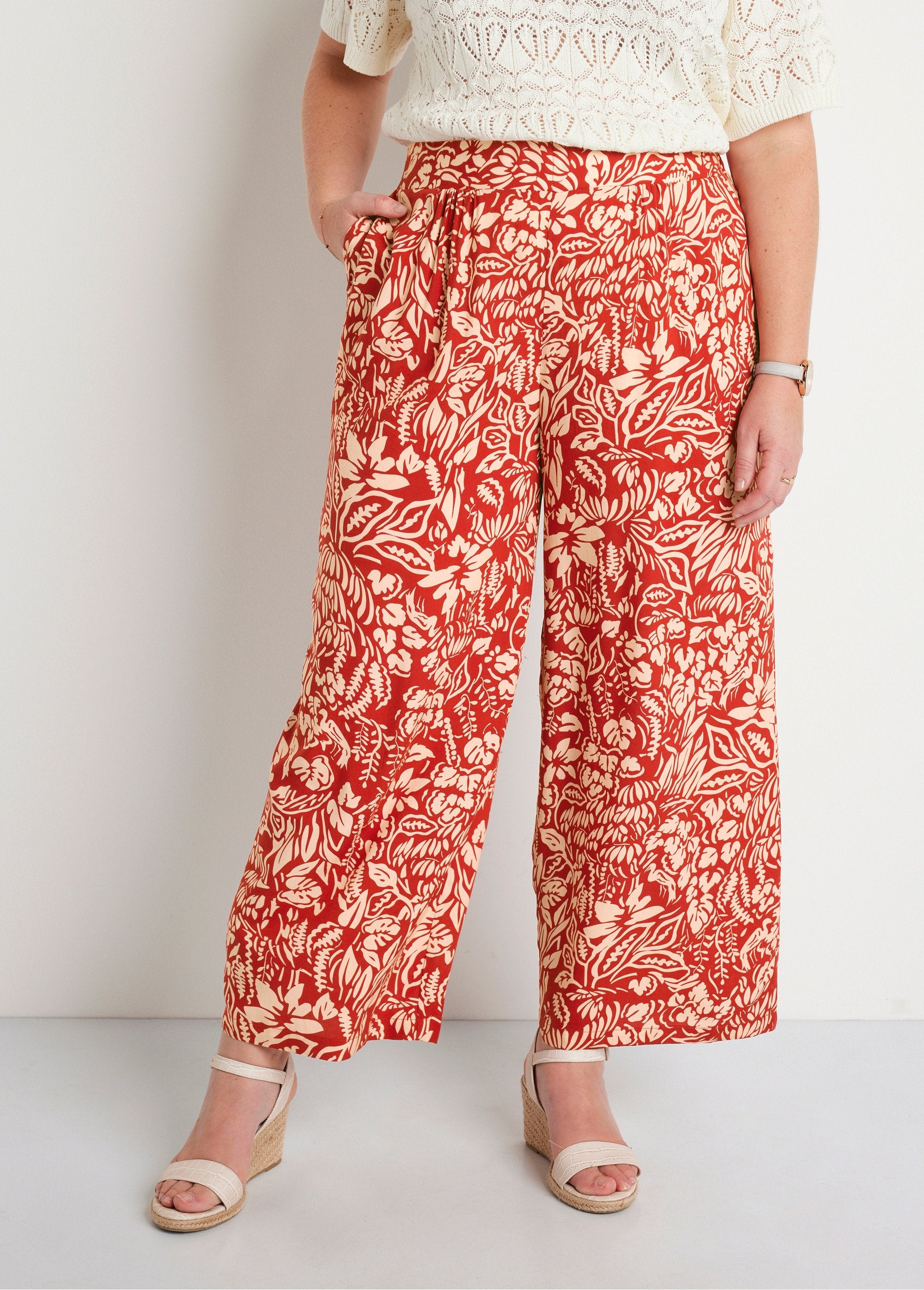 Broek_met_wijde_pijpen_en_elastische_tailleband_in_bloemen-_of_effen_dessin_Tomette_en_ecru_FA1_curvy