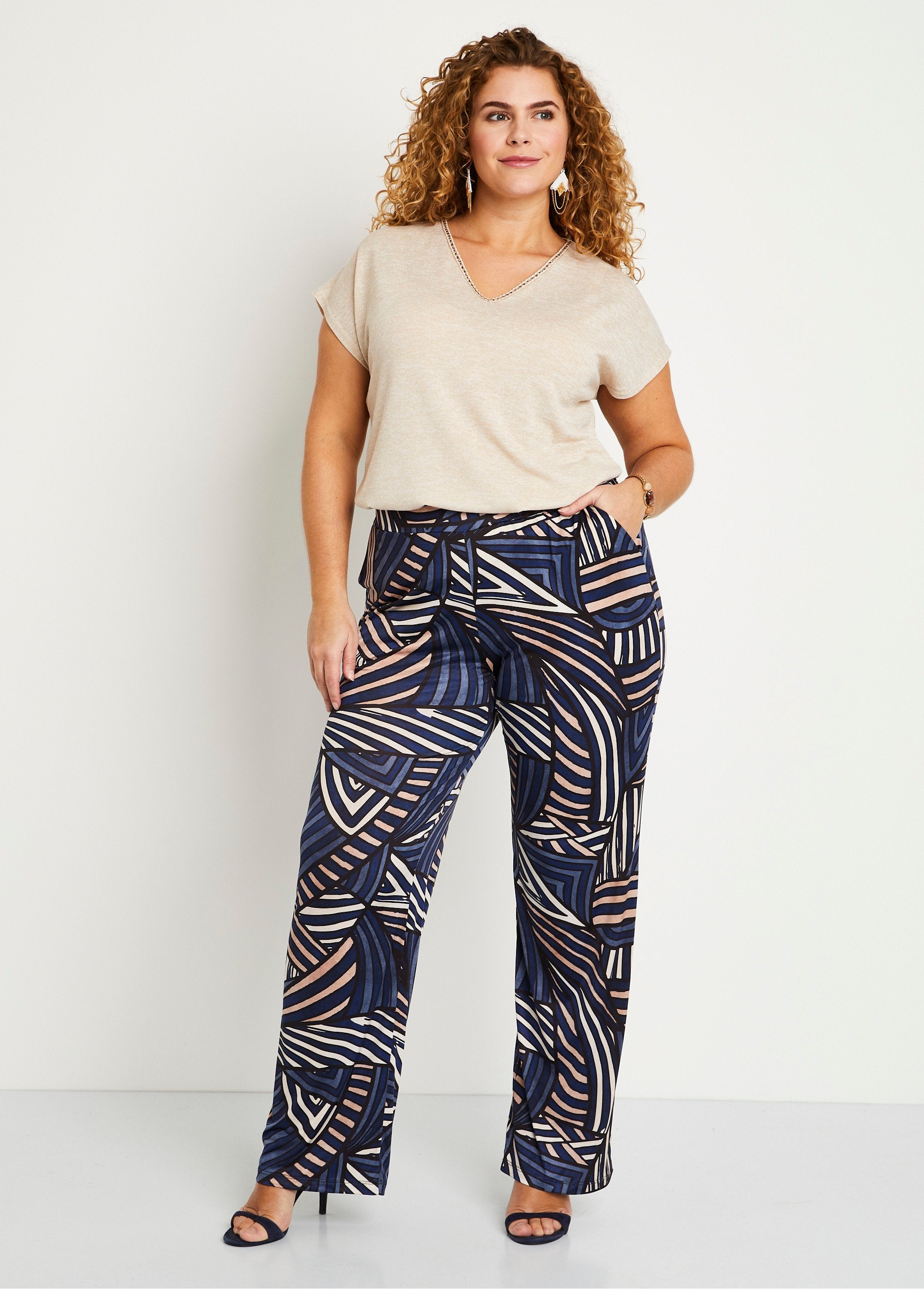 Broek_met_wijde_pijpen_en_elastische_tailleband_Blauw_en_beige_SF1_curvy