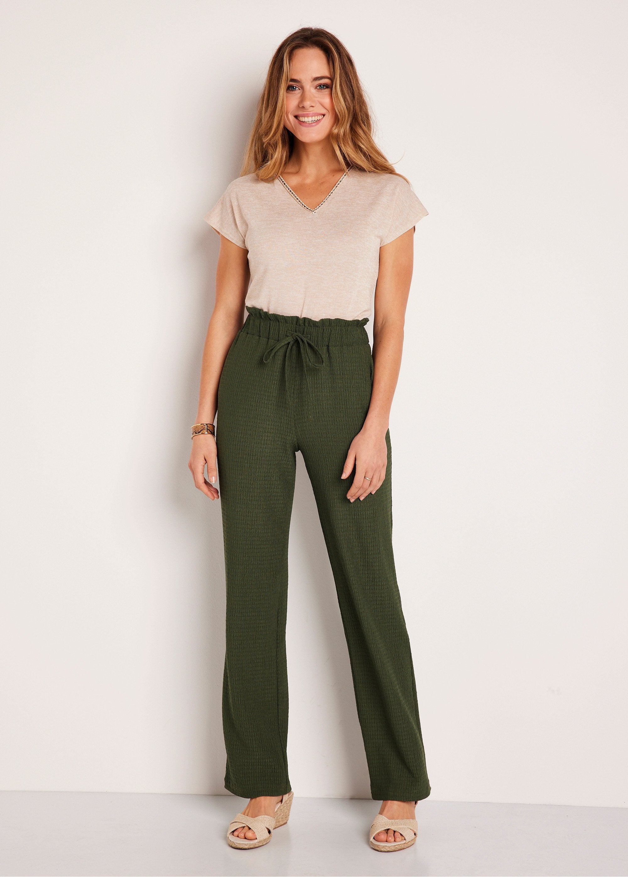 Broek_met_wijde_pijpen_en_elastische_gebreide_tailleband_Limoen_groen_SF1_slim