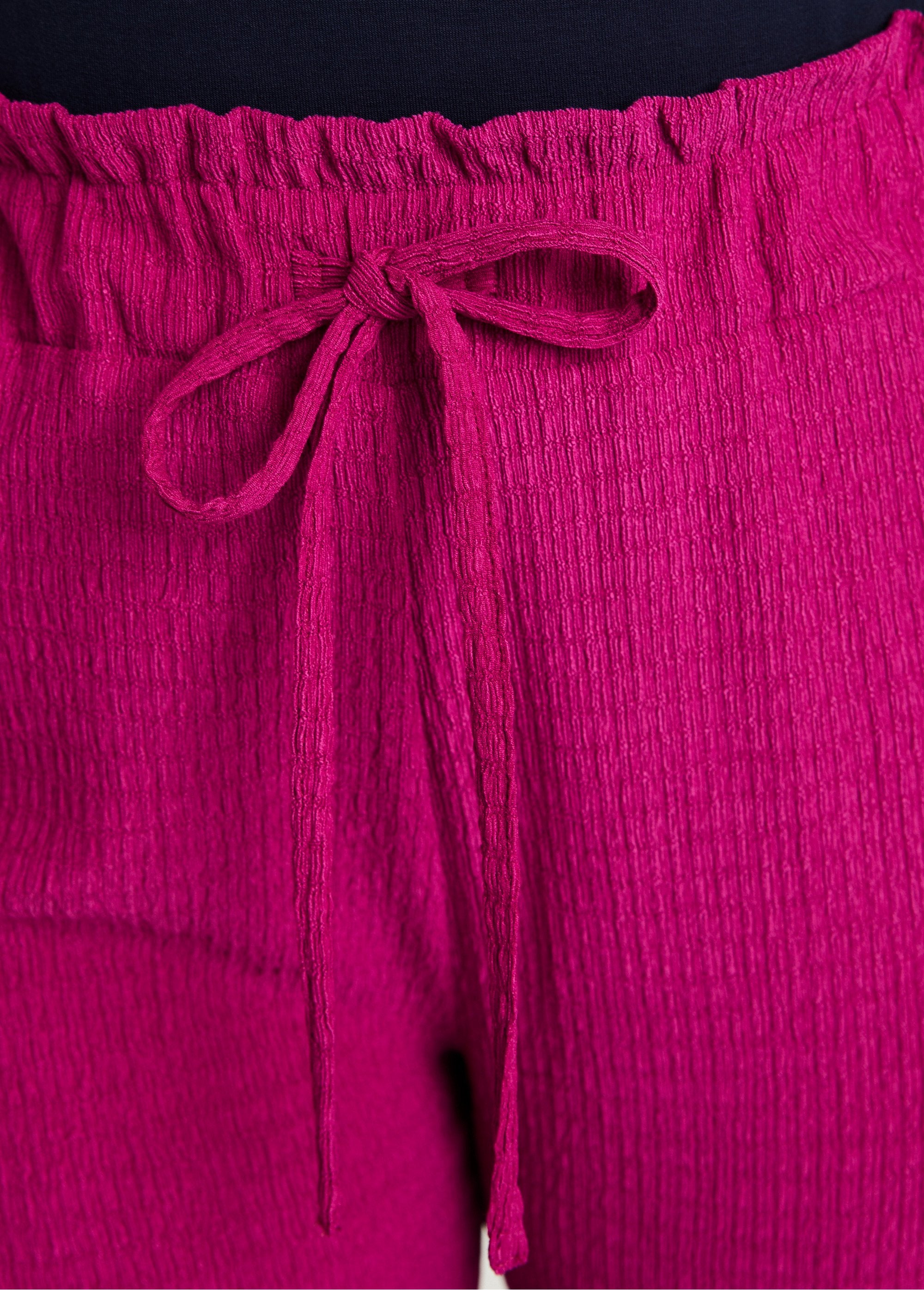 Broek_met_wijde_pijpen_en_elastische_gebreide_tailleband_Fuchsia_DE1_curvy