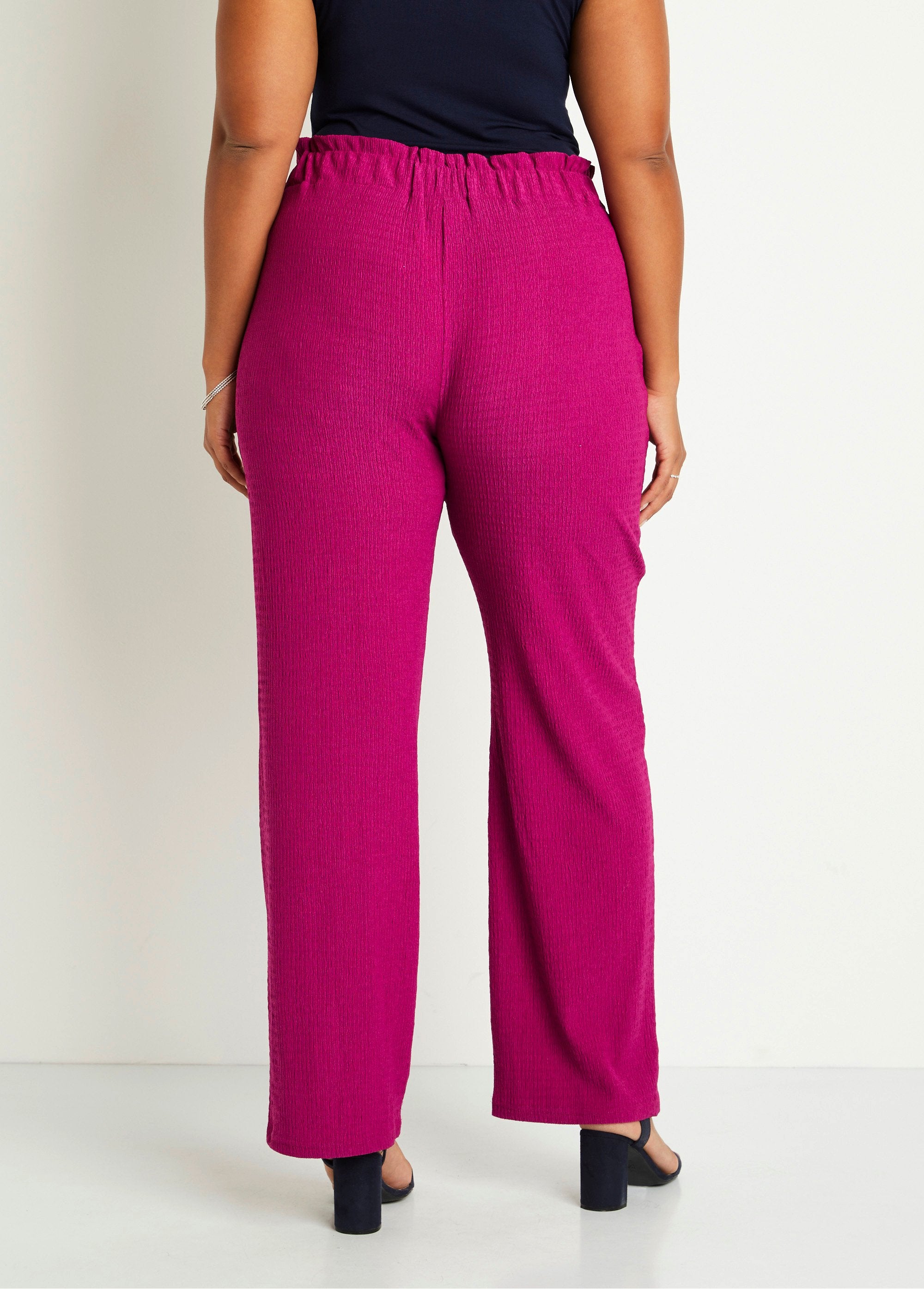 Broek_met_wijde_pijpen_en_elastische_gebreide_tailleband_Fuchsia_DO1_curvy