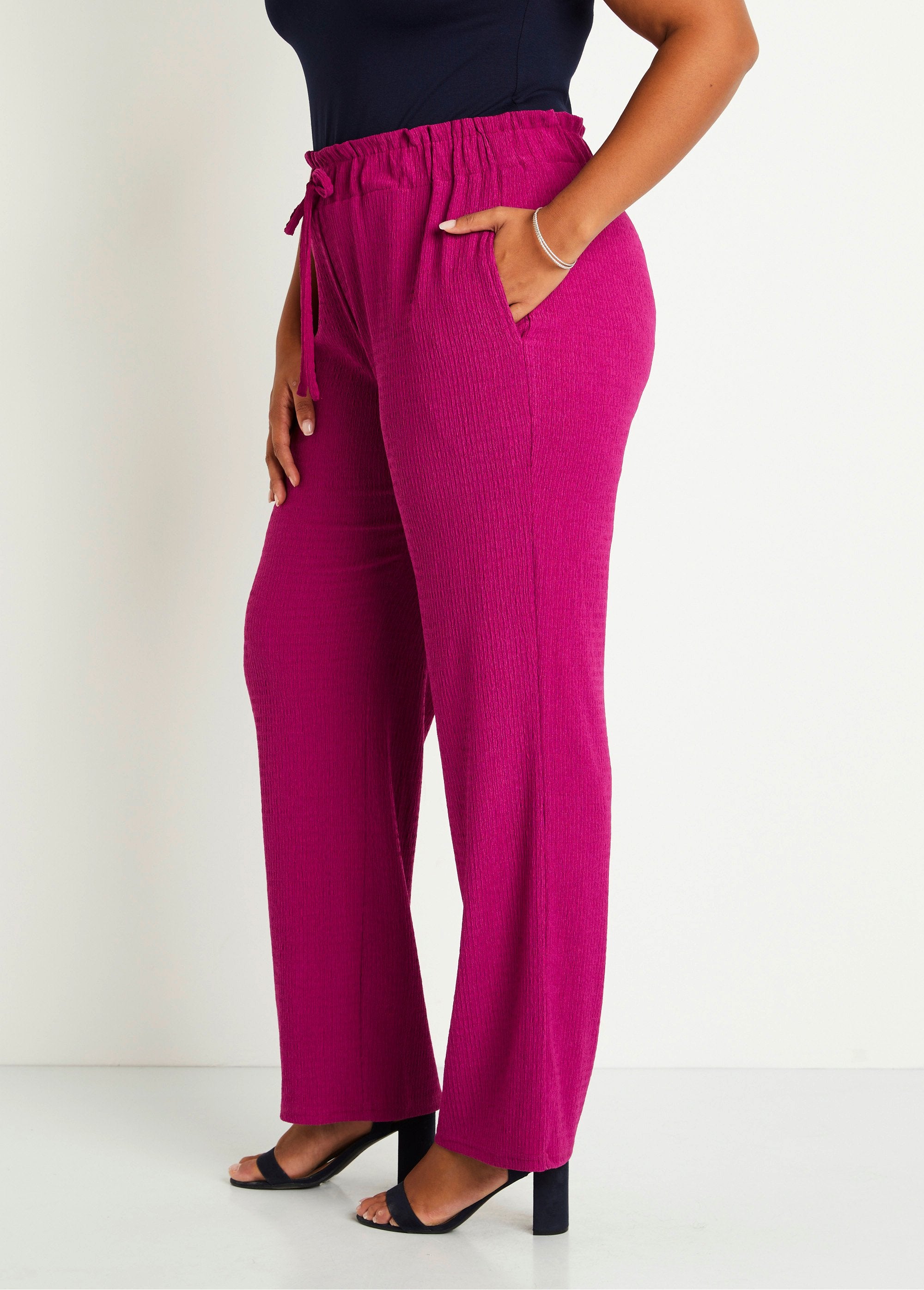 Broek_met_wijde_pijpen_en_elastische_gebreide_tailleband_Fuchsia_DR1_curvy