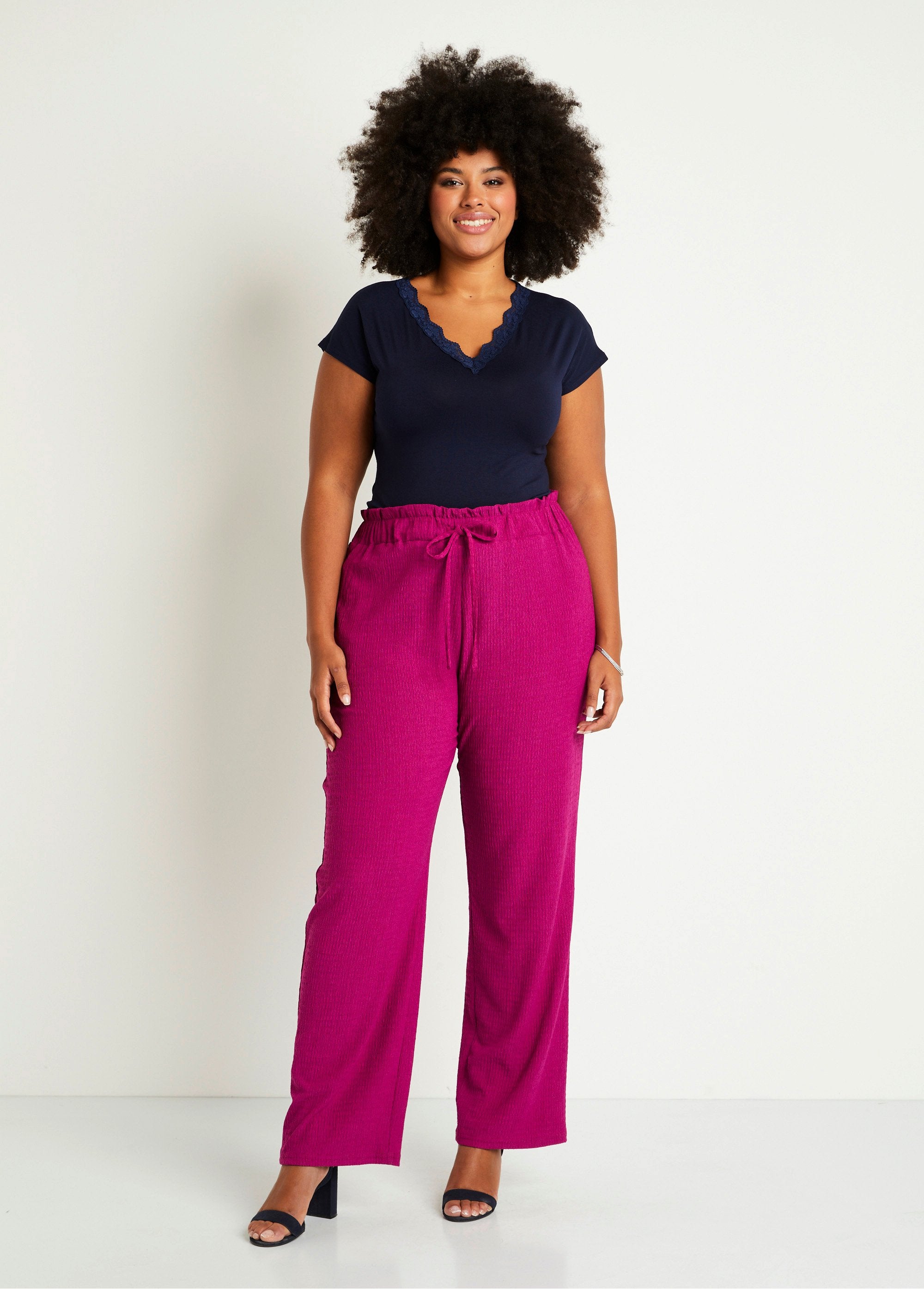 Broek_met_wijde_pijpen_en_elastische_gebreide_tailleband_Fuchsia_SF1_curvy