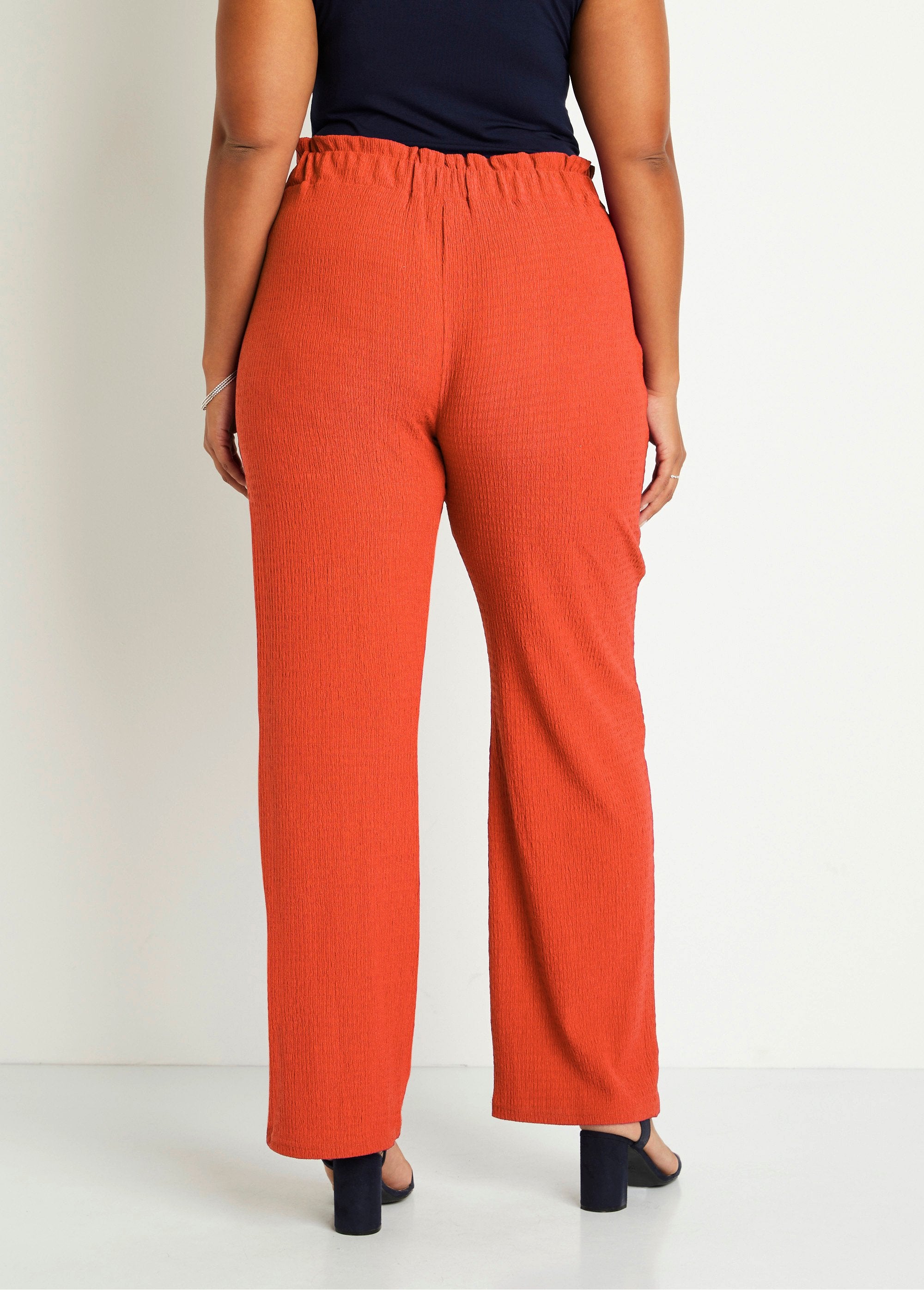 Broek_met_wijde_pijpen_en_elastische_gebreide_tailleband_ORANJE_DO1_curvy