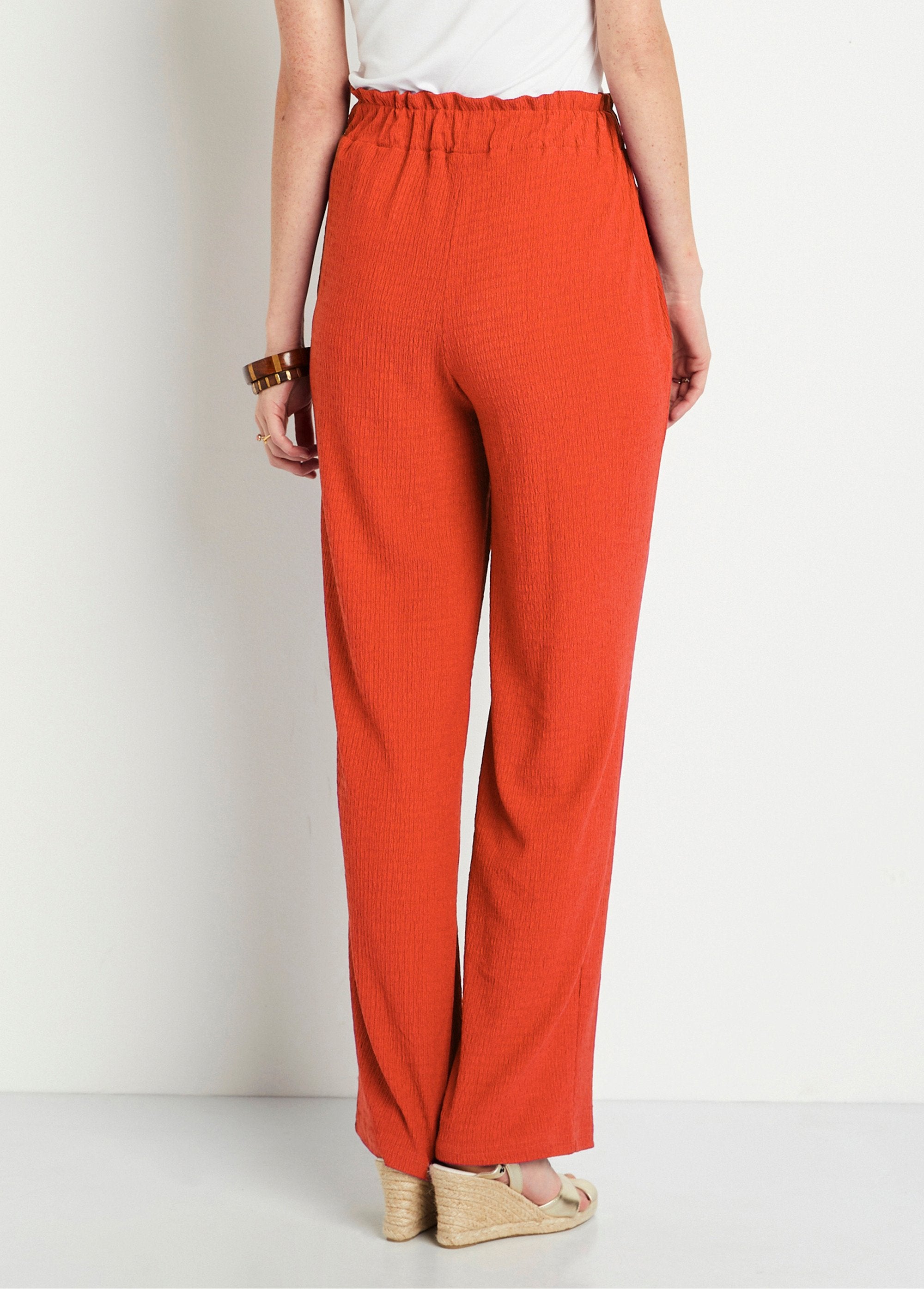 Broek_met_wijde_pijpen_en_elastische_gebreide_tailleband_ORANJE_DO1_slim