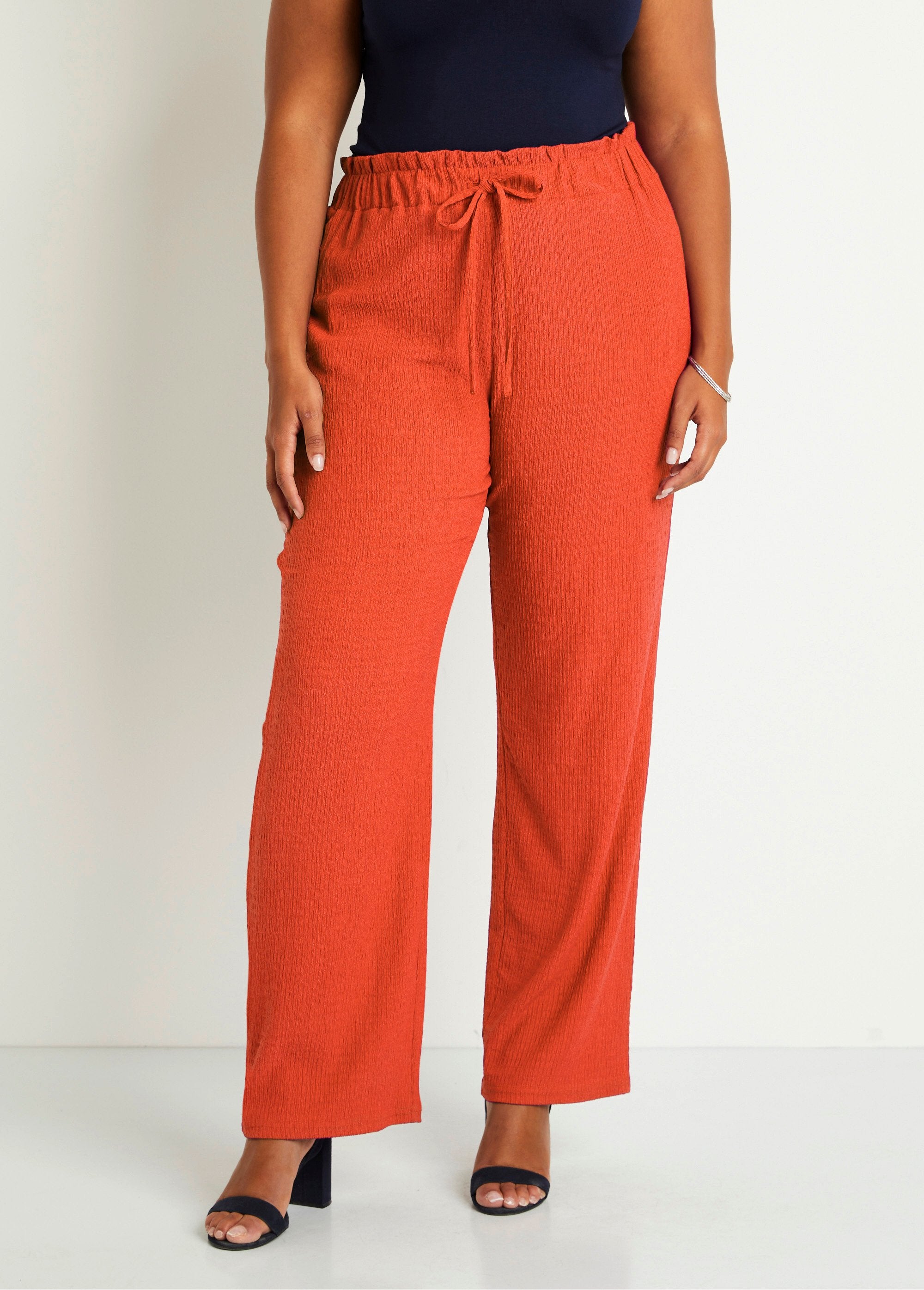 Broek_met_wijde_pijpen_en_elastische_gebreide_tailleband_ORANJE_FA1_curvy