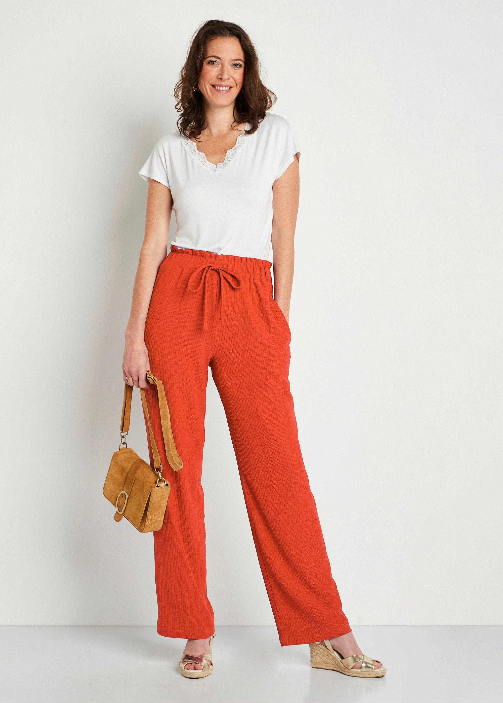 Broek_met_wijde_pijpen_en_elastische_gebreide_tailleband_ORANJE_SF1_slim