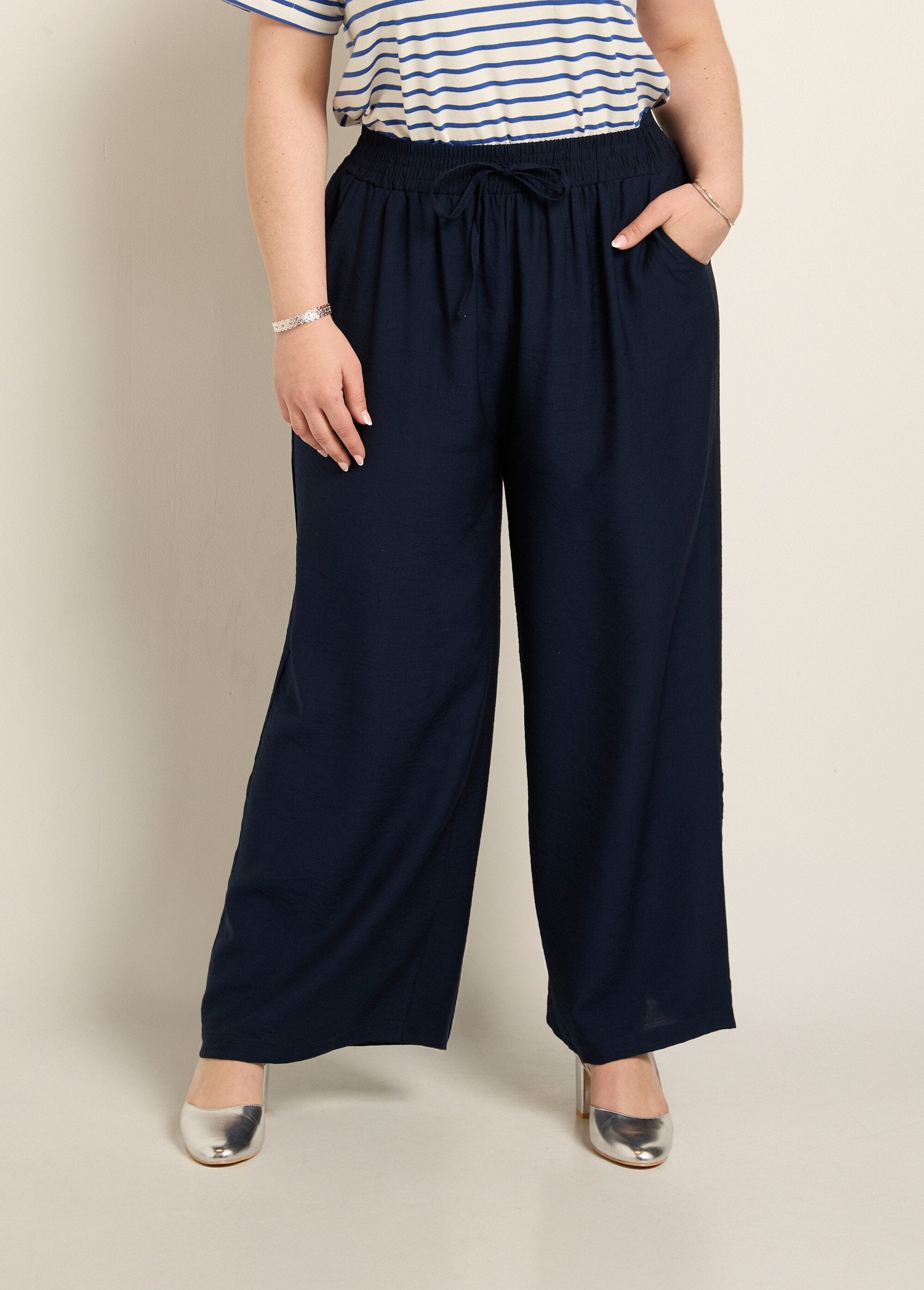 Broek_met_wijde_pijpen_en_elastische_tailleband,_effen_Marine_FA1_curvy