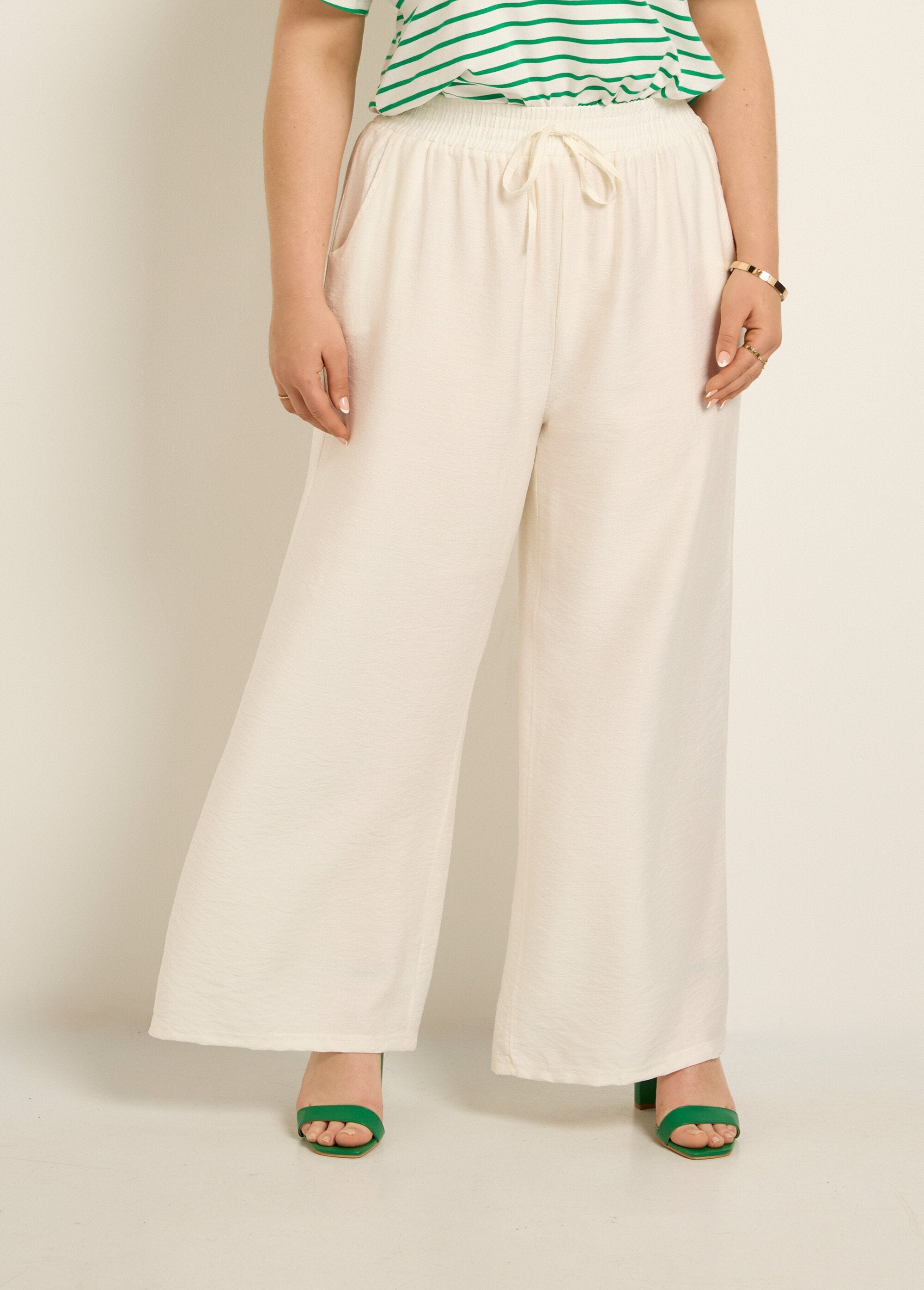 Broek_met_wijde_pijpen_en_elastische_tailleband,_effen_Ecru_FA1_curvy