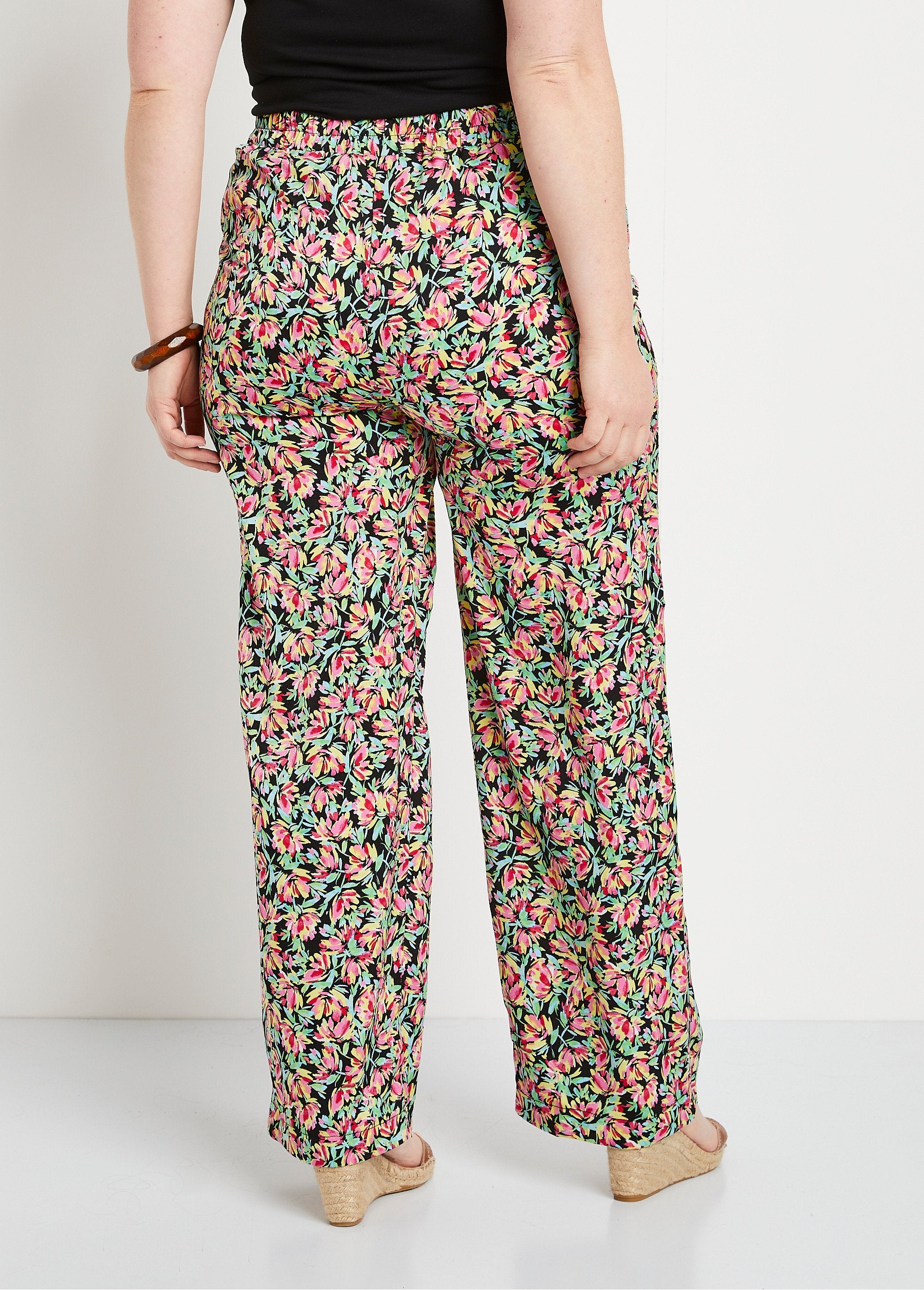 Semi-elastische_broek_van_gebloemd_satijn_Groen_en_roze_DO1_curvy