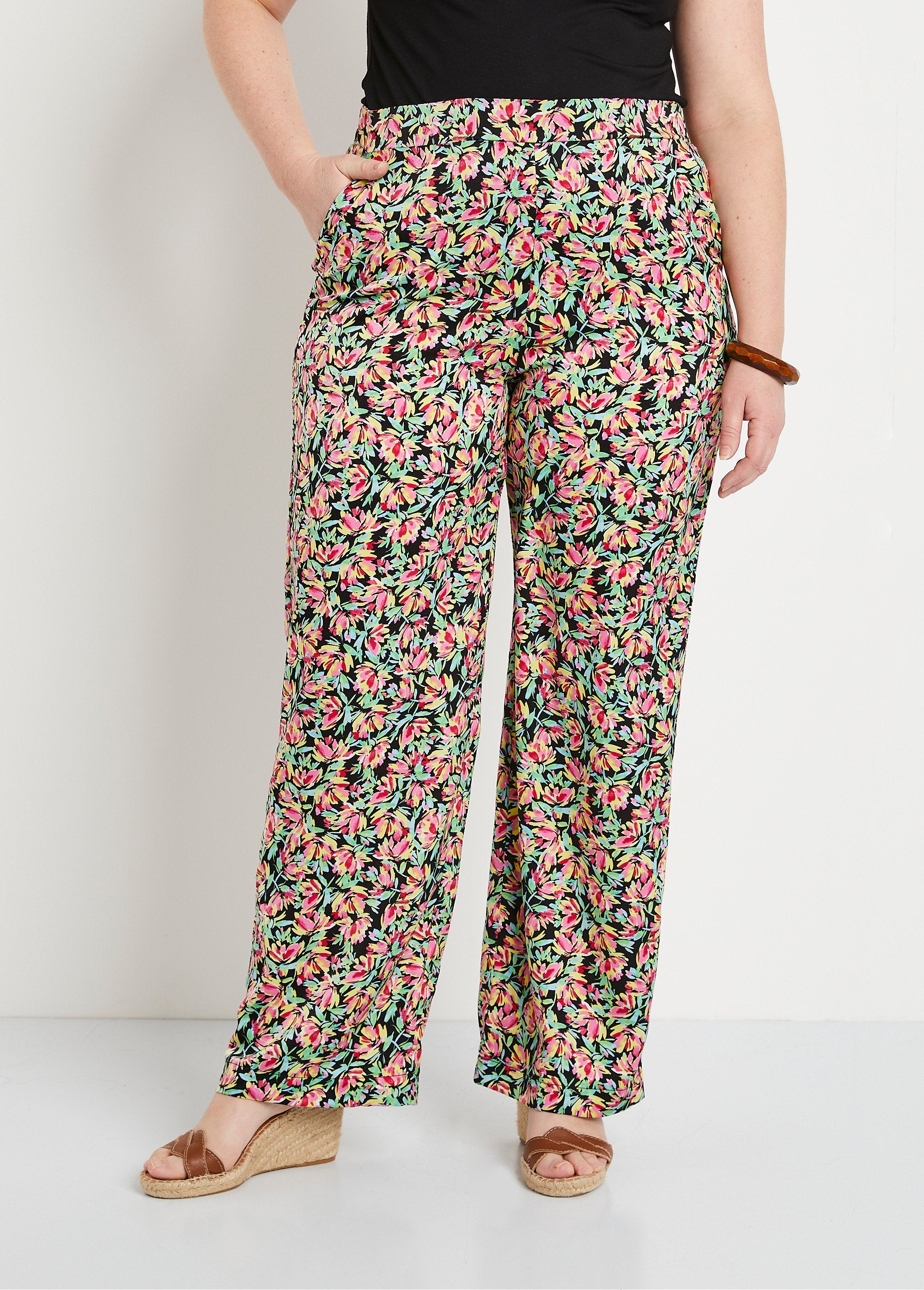 Semi-elastische_broek_van_gebloemd_satijn_Groen_en_roze_FA1_curvy