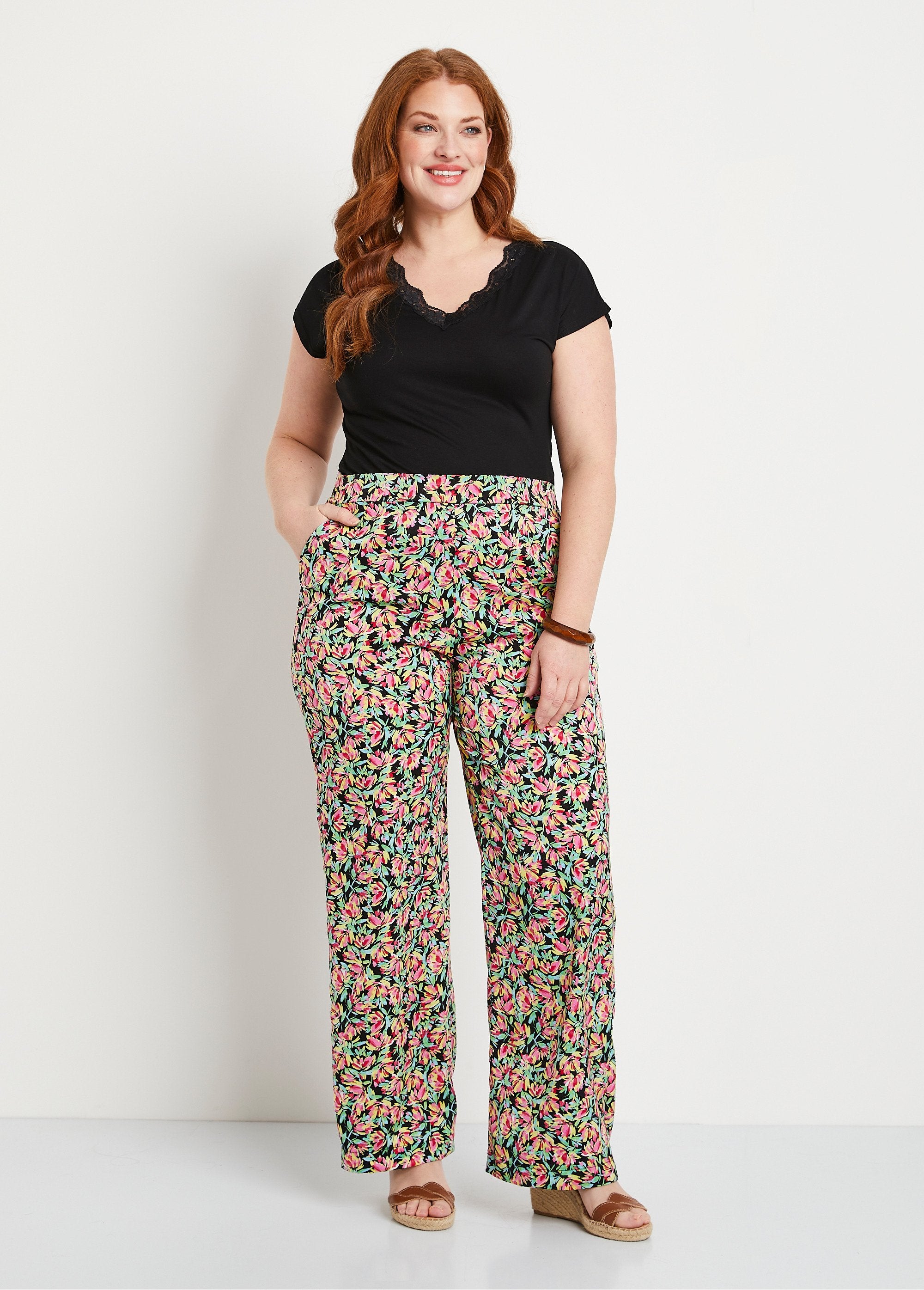 Semi-elastische_broek_van_gebloemd_satijn_Groen_en_roze_SF1_curvy