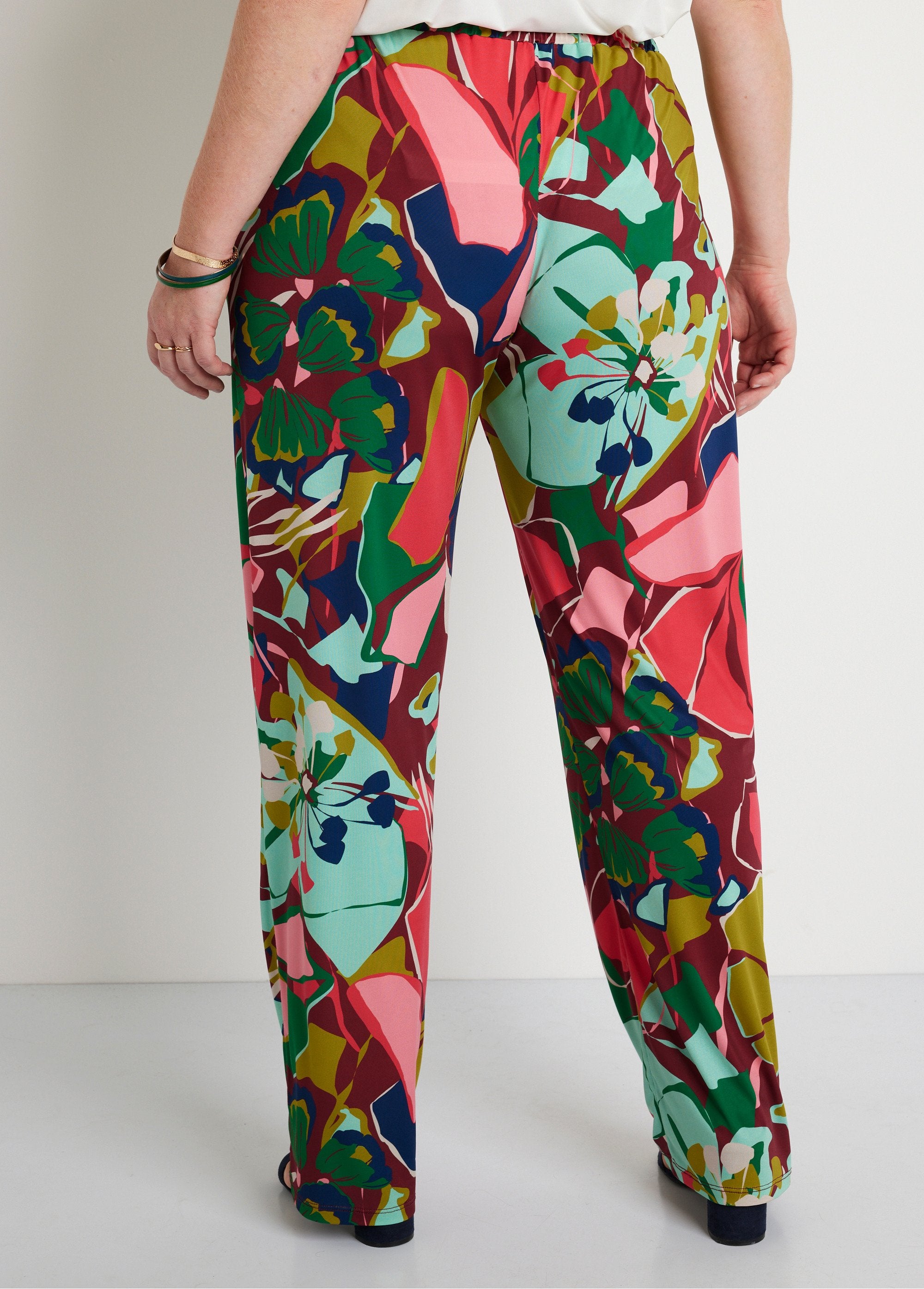 Broek_met_wijde_pijpen_en_semi-elastische_tailleband_Roze_en_groen_DO1_curvy