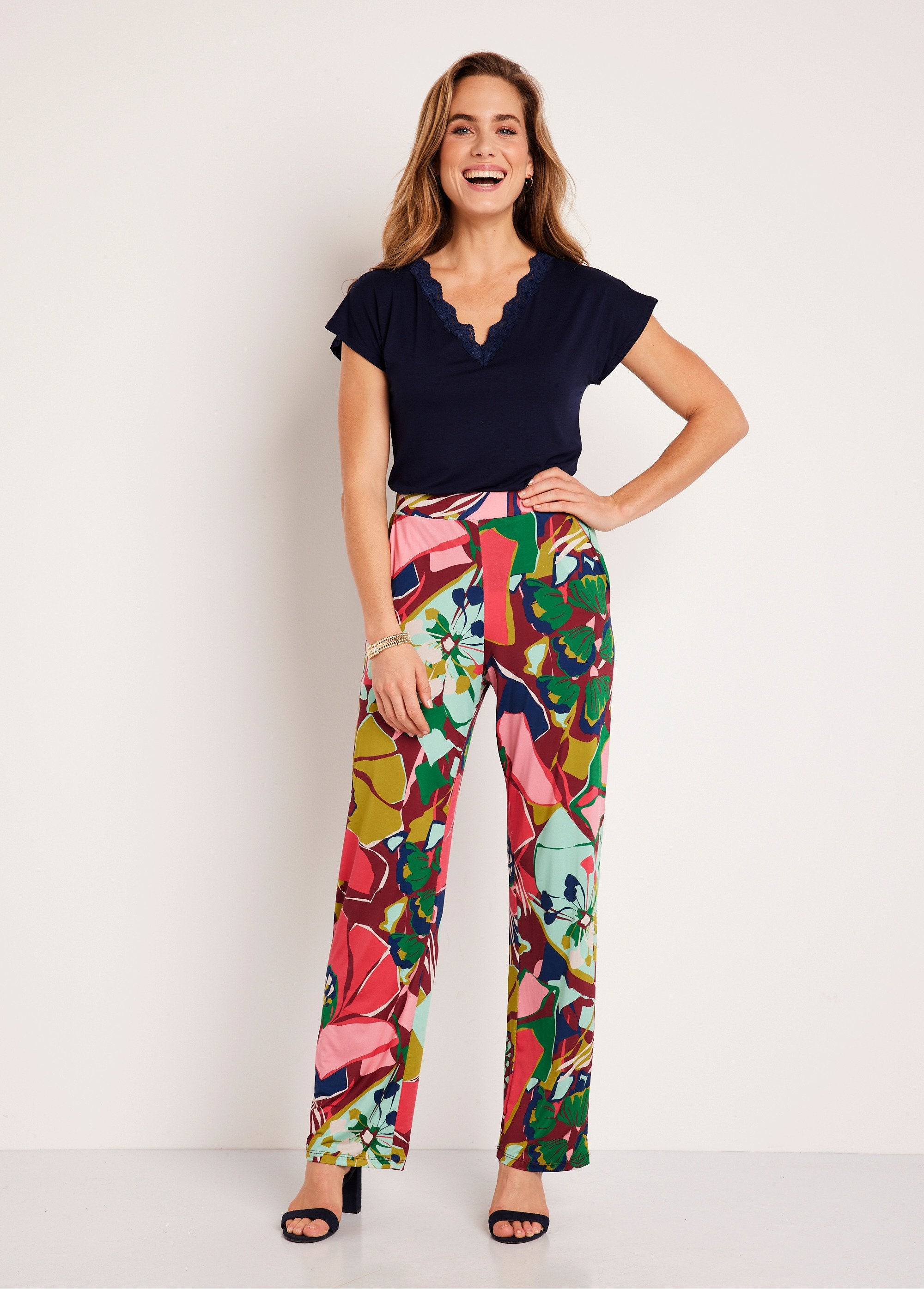 Broek_met_wijde_pijpen_en_semi-elastische_tailleband_Roze_en_groen_SF1_slim