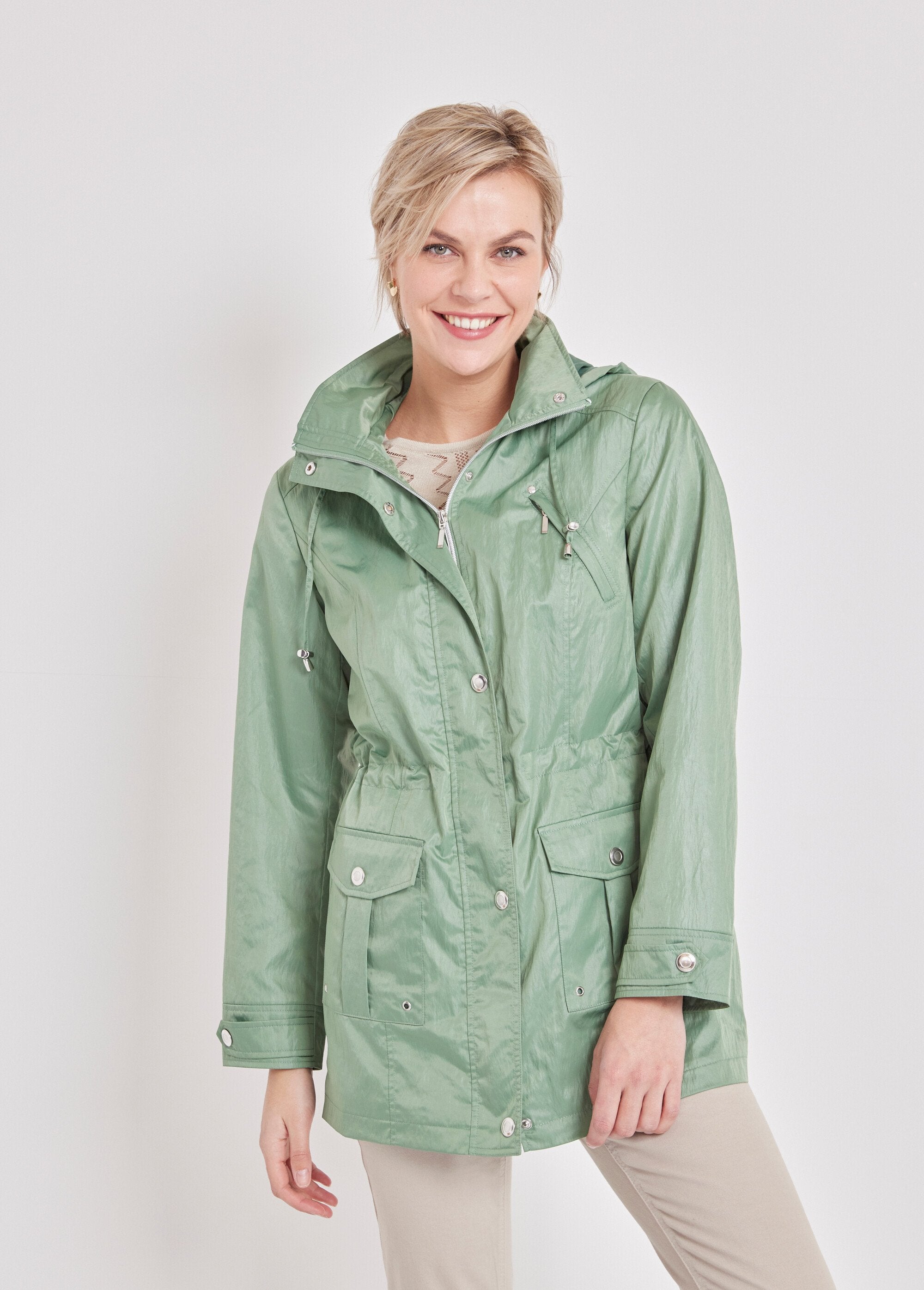 Parka_met_rits_en_drukknopen_Amandel_groen_FA1_slim