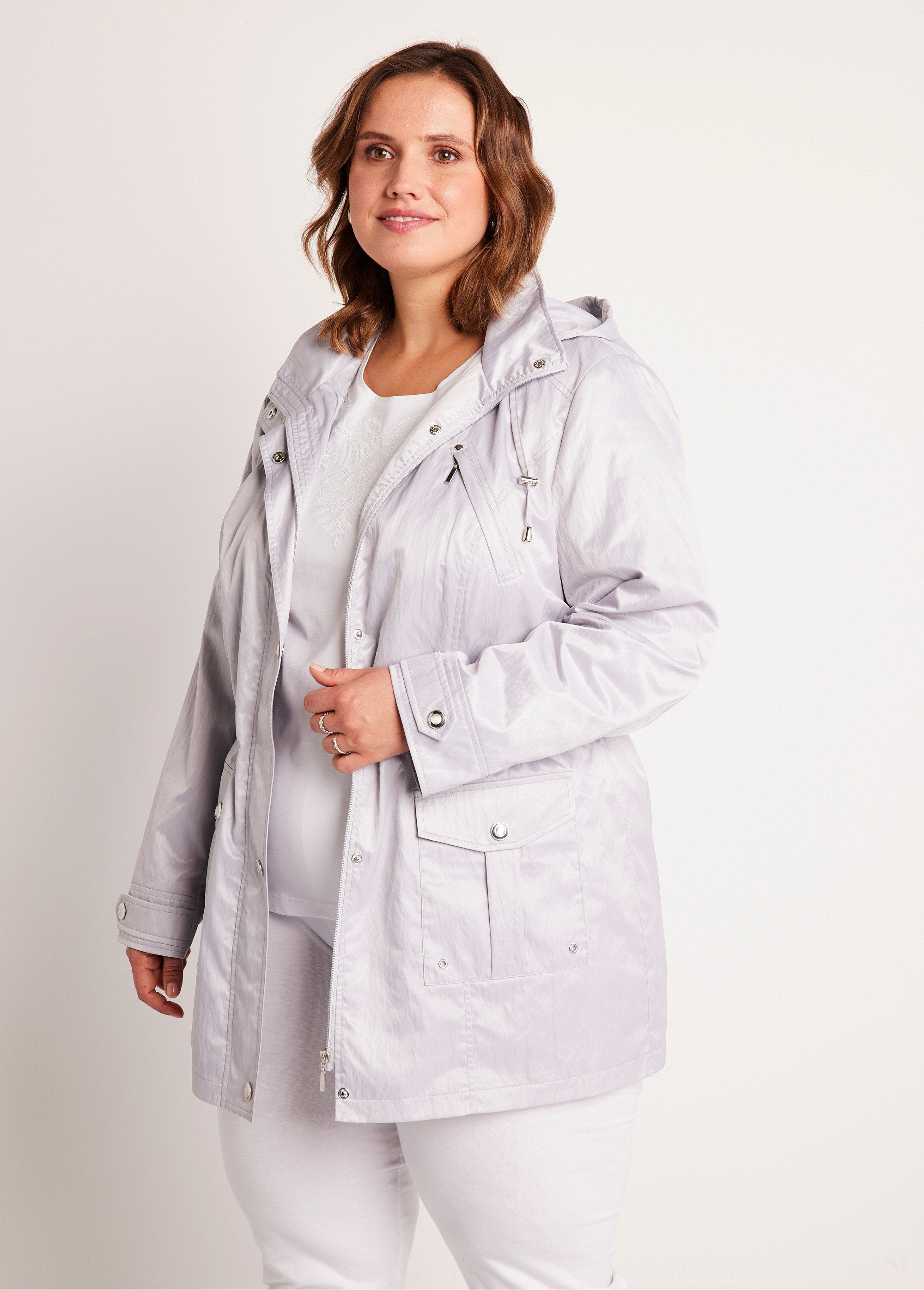 Parka_met_rits_en_drukknopen_Zilver_grijs_FA2_curvy