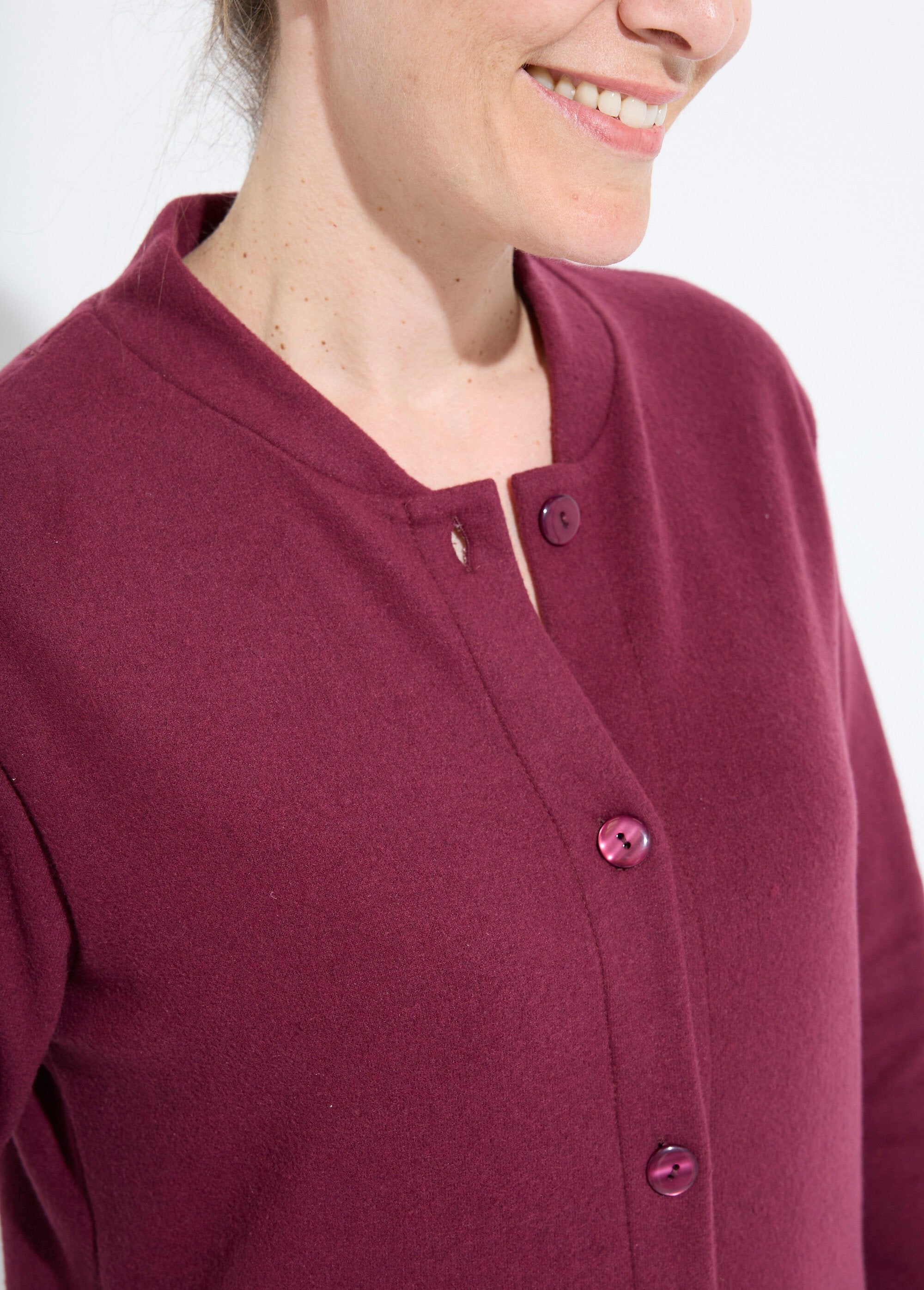 Gebreide_badjas_met_korte_knopen_uit_Milaan_Bordeaux_DE1_slim