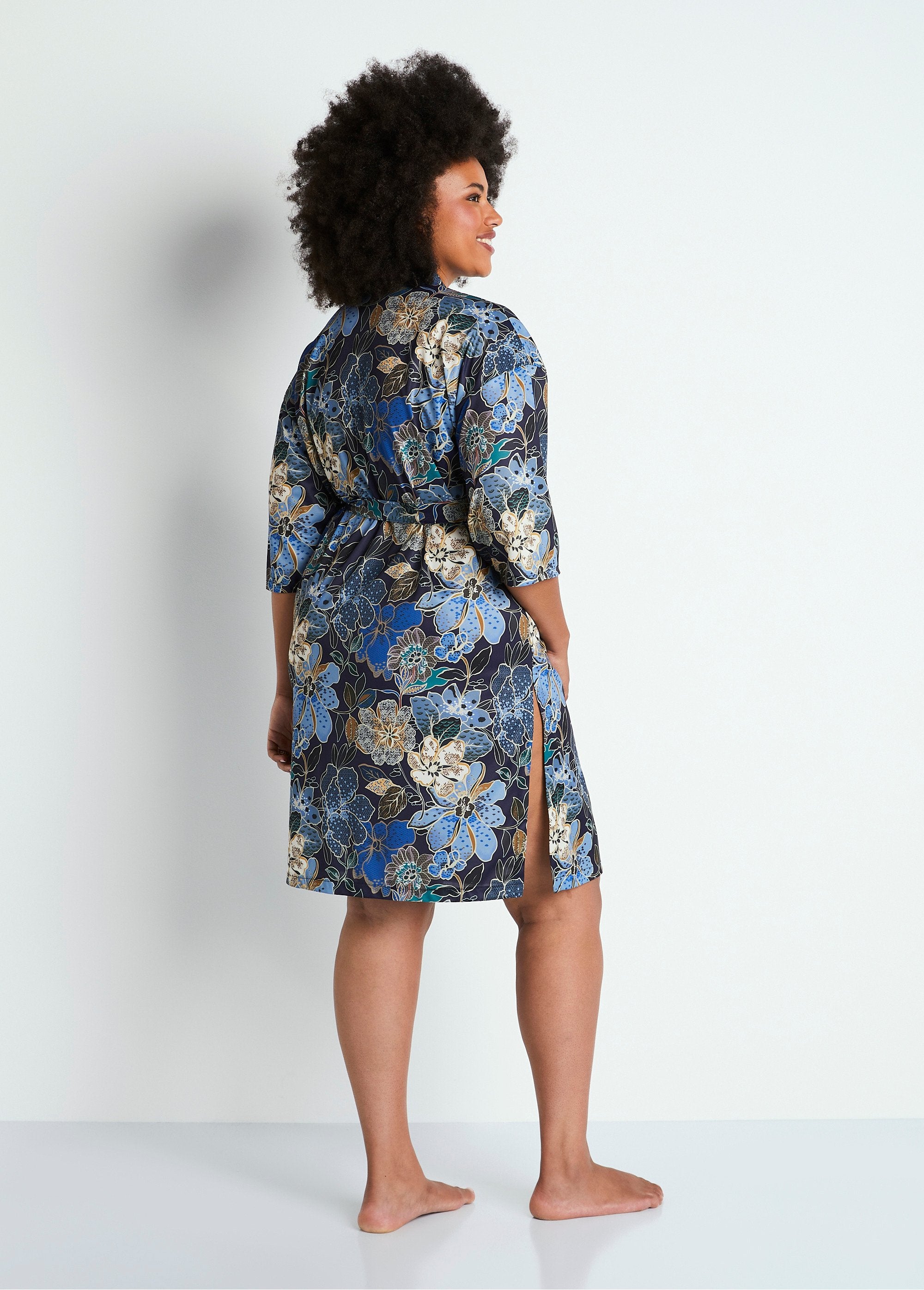 Halflange_satijnen_kimono_badjas_Marine_print_DO1_curvy