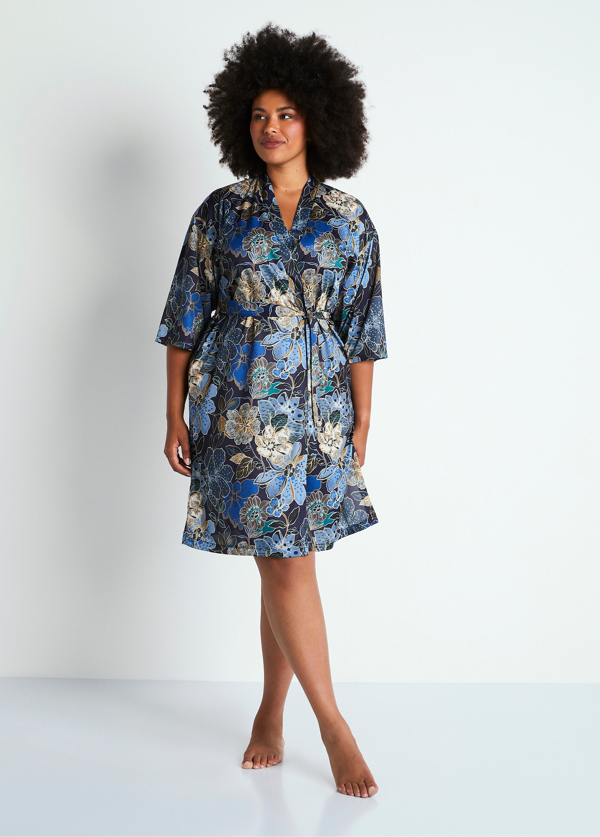 Halflange_satijnen_kimono_badjas_Marine_print_FA1_curvy