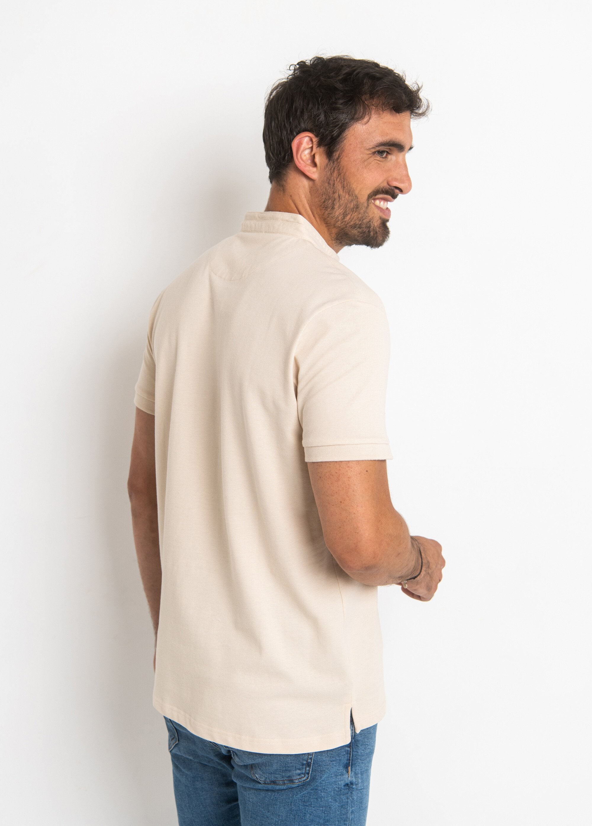 Poloshirt_met_korte_mouwen_en_Mao_kraag_Beige_DO1_slim