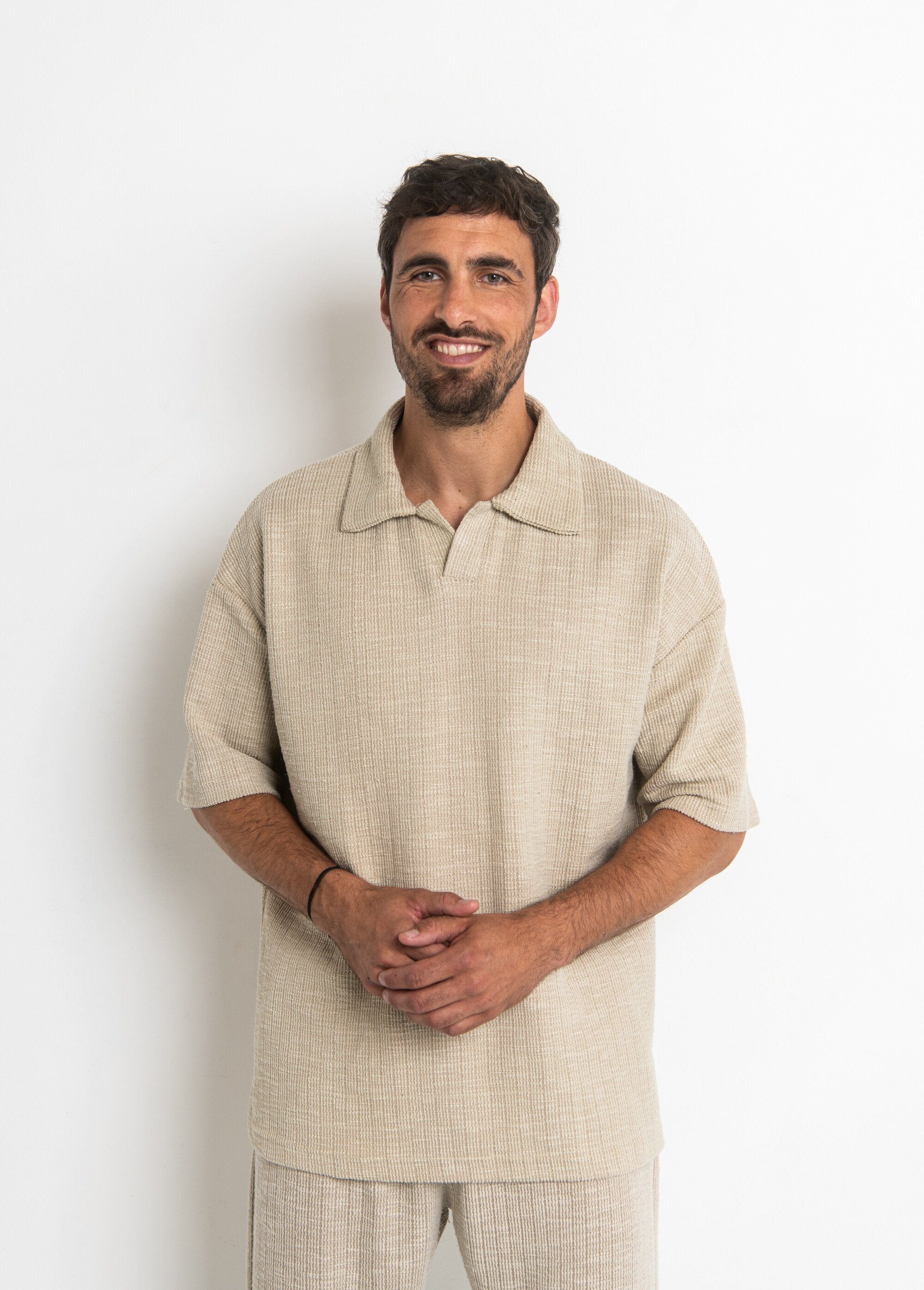 Gebreid_poloshirt_met_getailleerde_kraag_Beige_FA1_slim