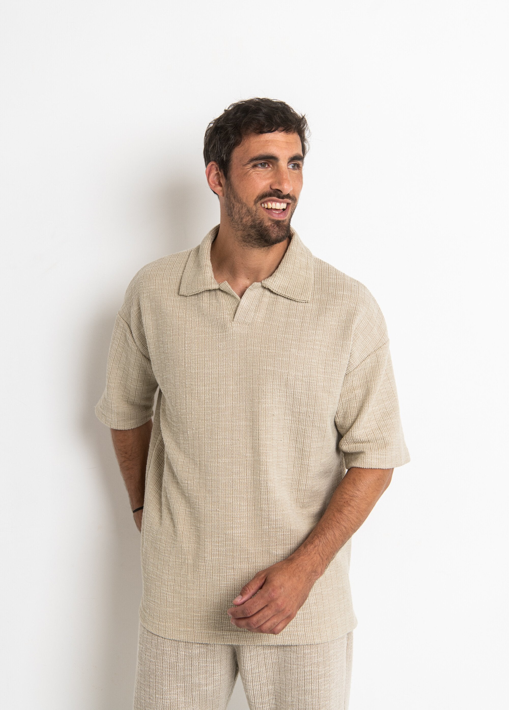 Gebreid_poloshirt_met_getailleerde_kraag_Beige_FA2_slim