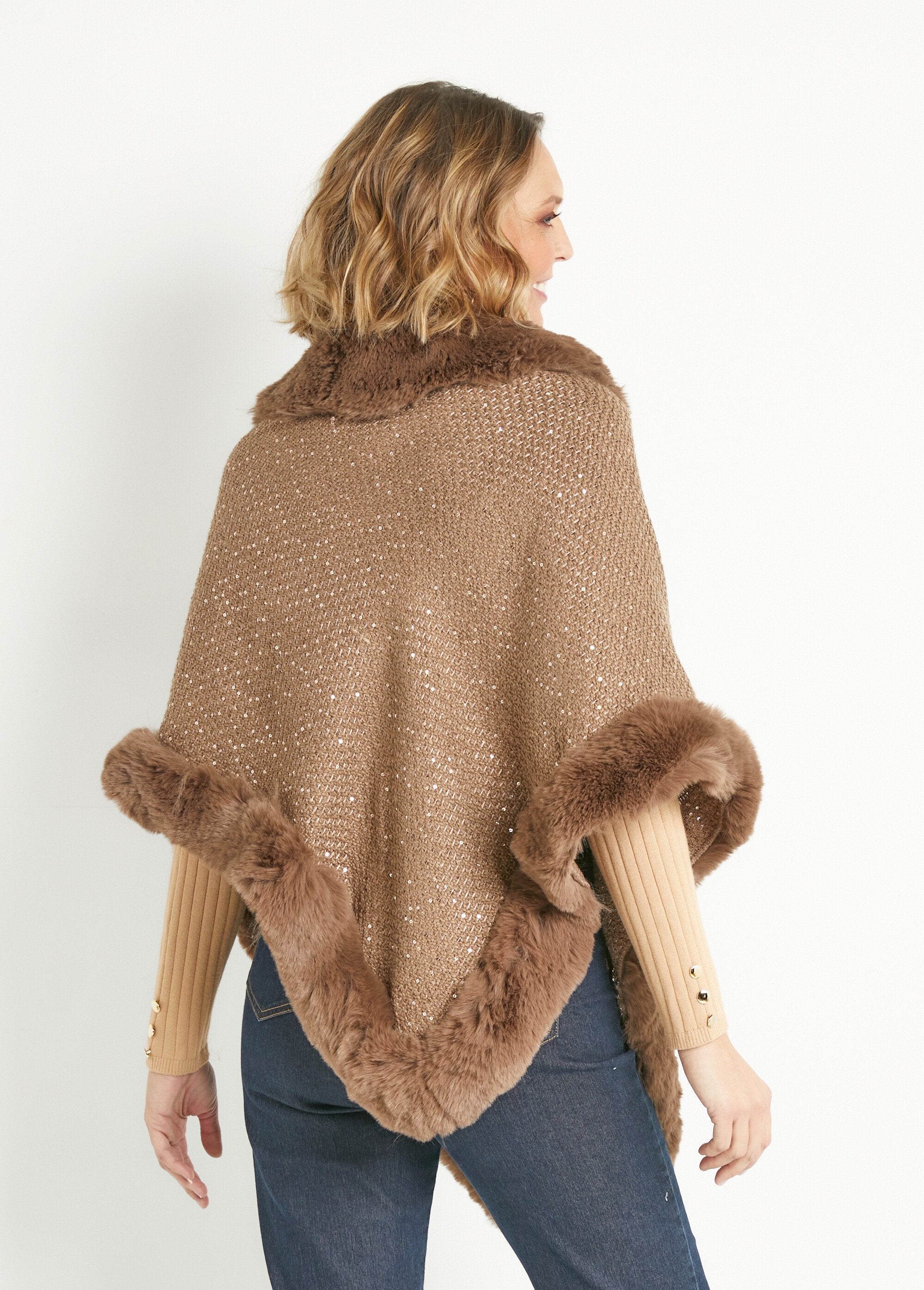 Poncho_met_bontrand_in_pailletten_Camel_DO1_slim