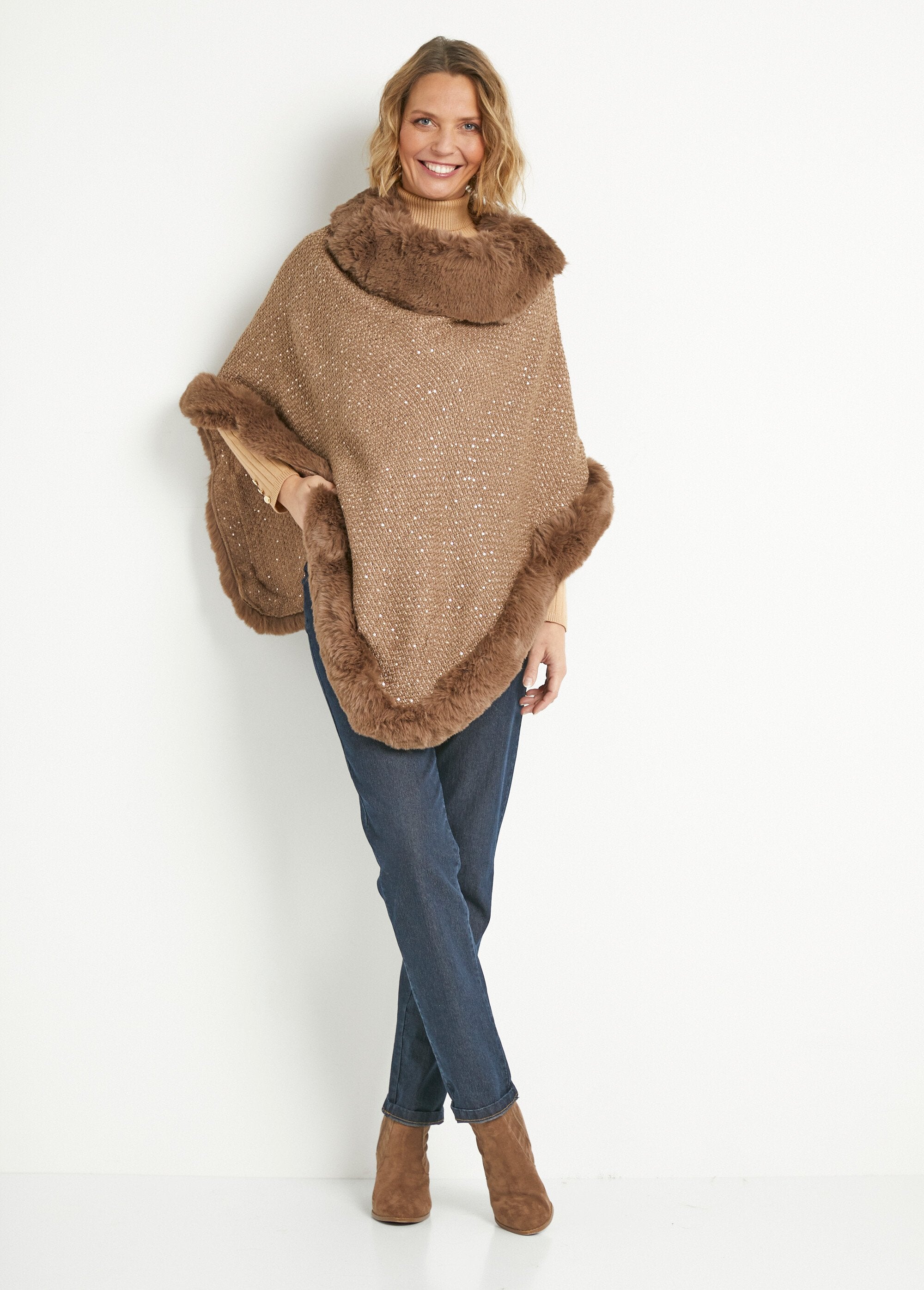 Poncho_met_bontrand_in_pailletten_Camel_SF1_slim