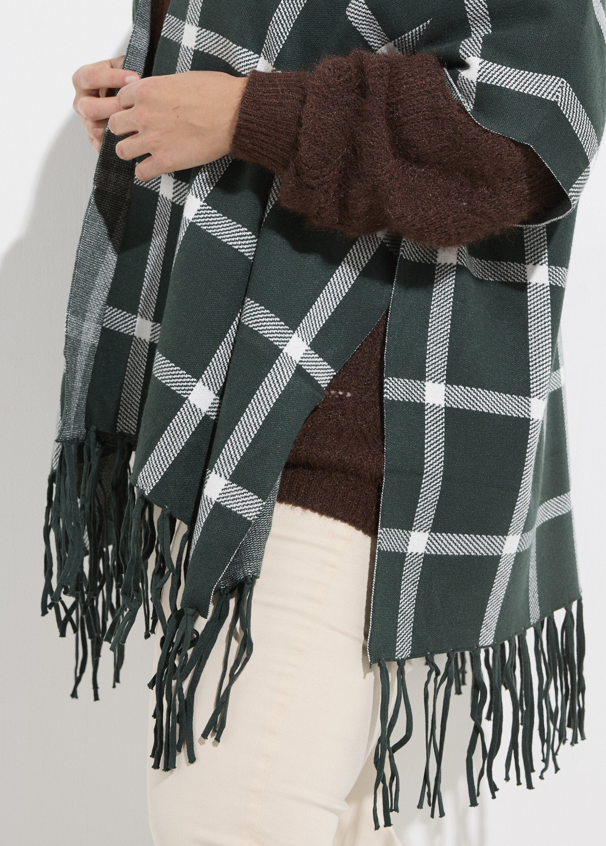 Gebreide_cape_poncho,_ruitjespatroon_Carreaux_vert_DE1_curvy