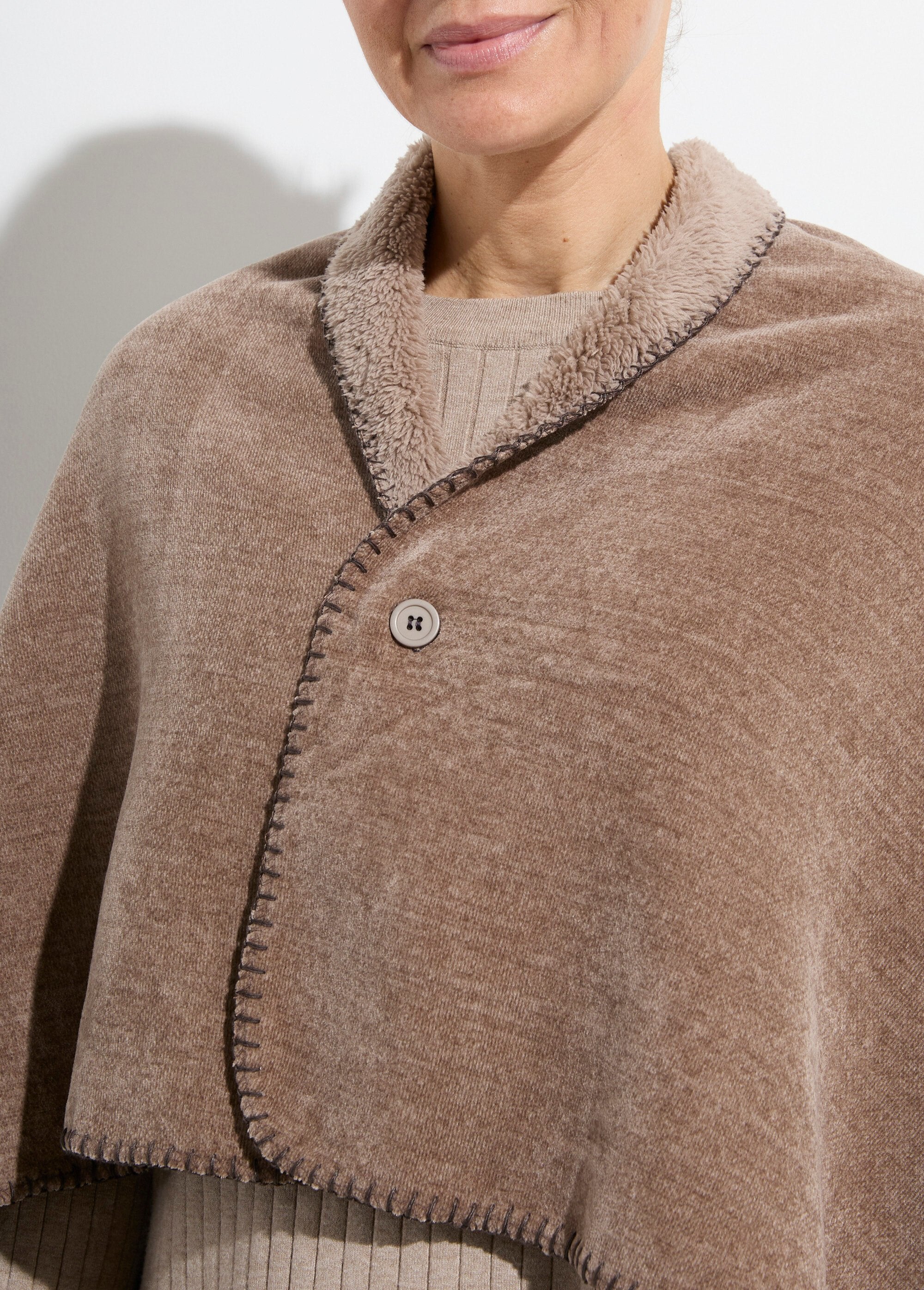 Poncho_chauffe_épaules_à_boutonner_Taupe_DE1_slim