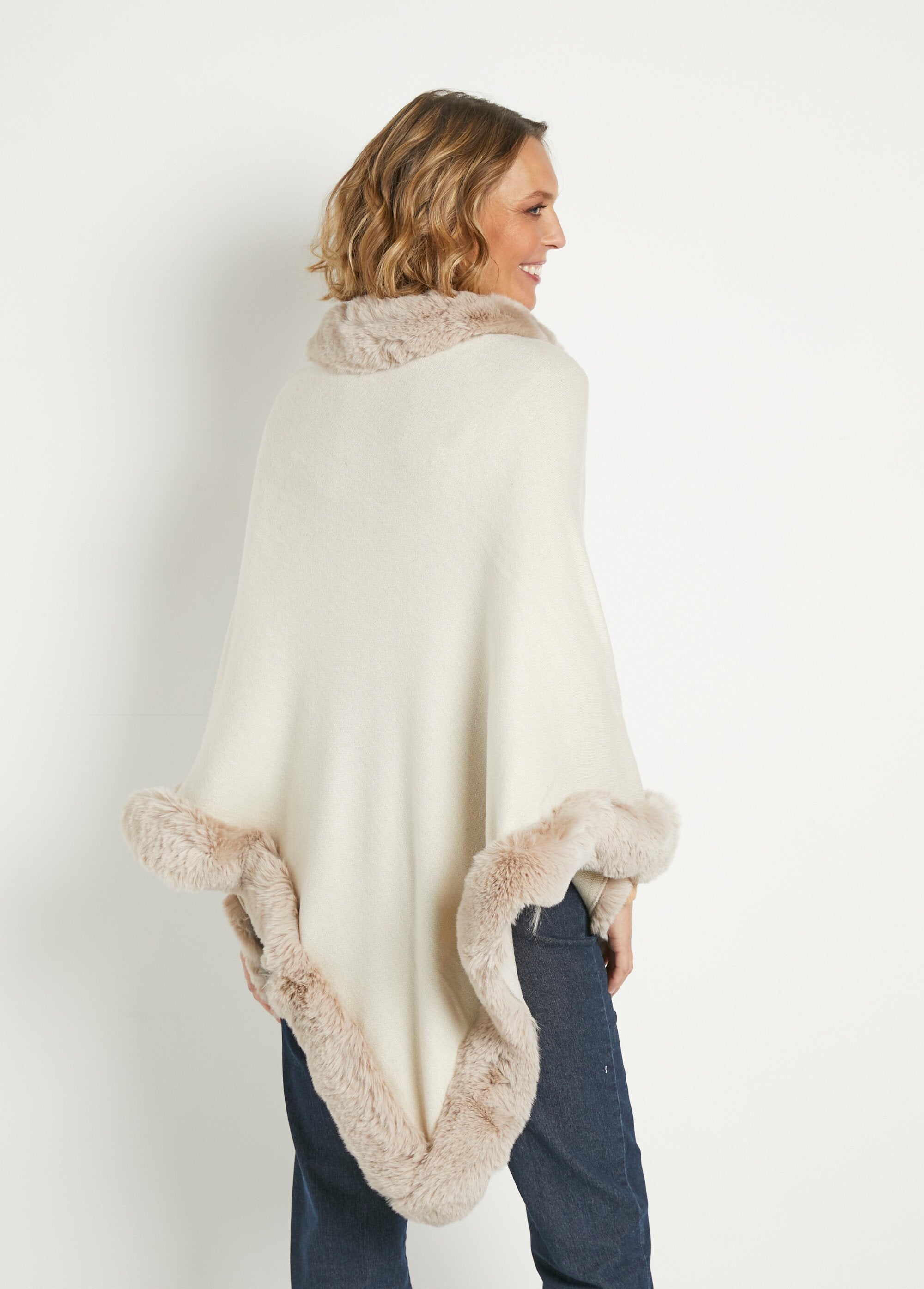 Gebreide_poncho_met_bontrand_Beige_DO1_slim