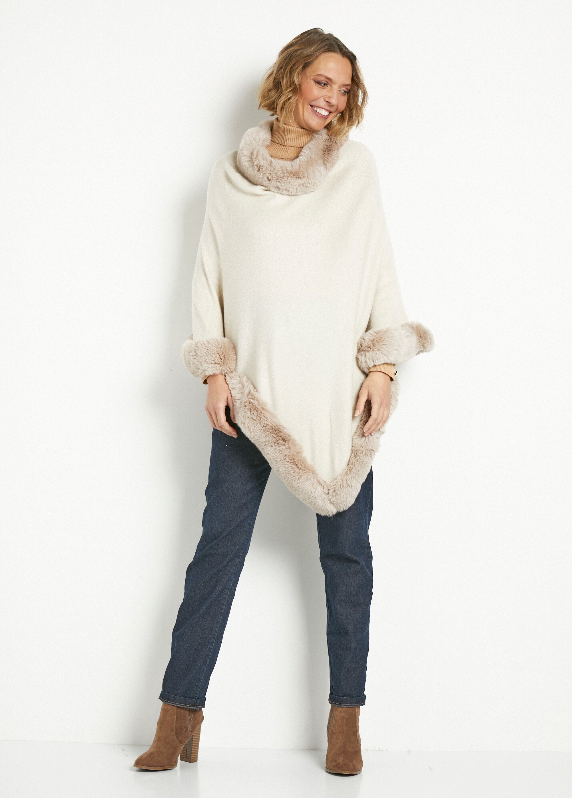 Gebreide_poncho_met_bontrand_Beige_SF1_slim