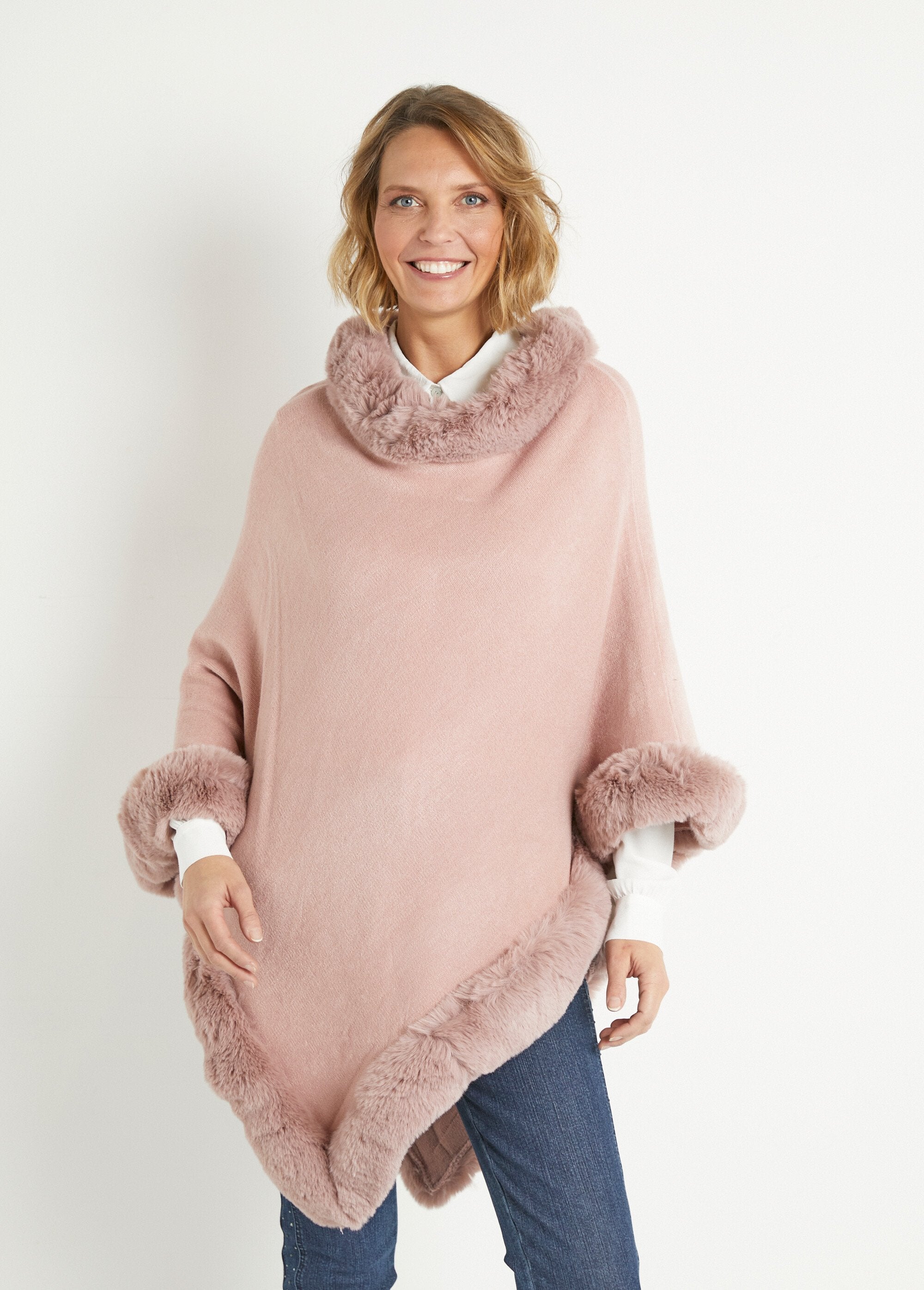 Gebreide_poncho_met_bontrand_Rose_FA1_slim