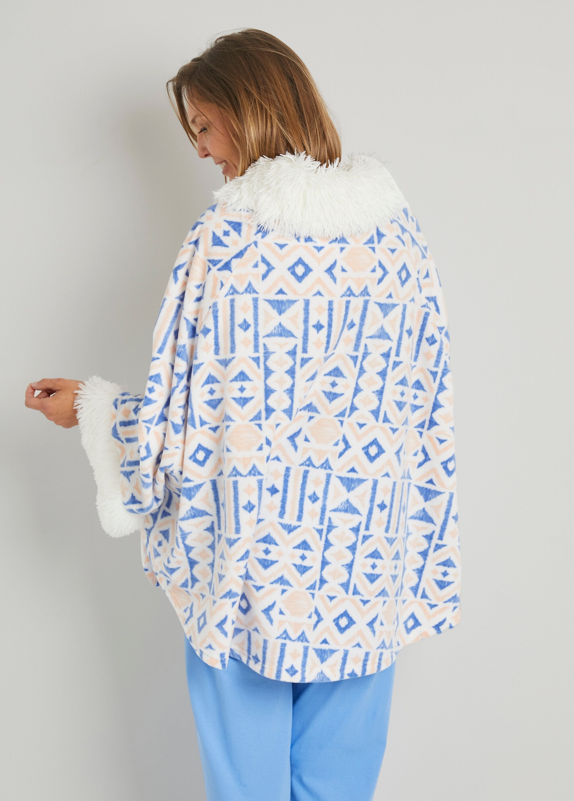 Warme_fleece_poncho_met_opdruk_en_ronde_hals_Imprime_bleu_DO1_slim