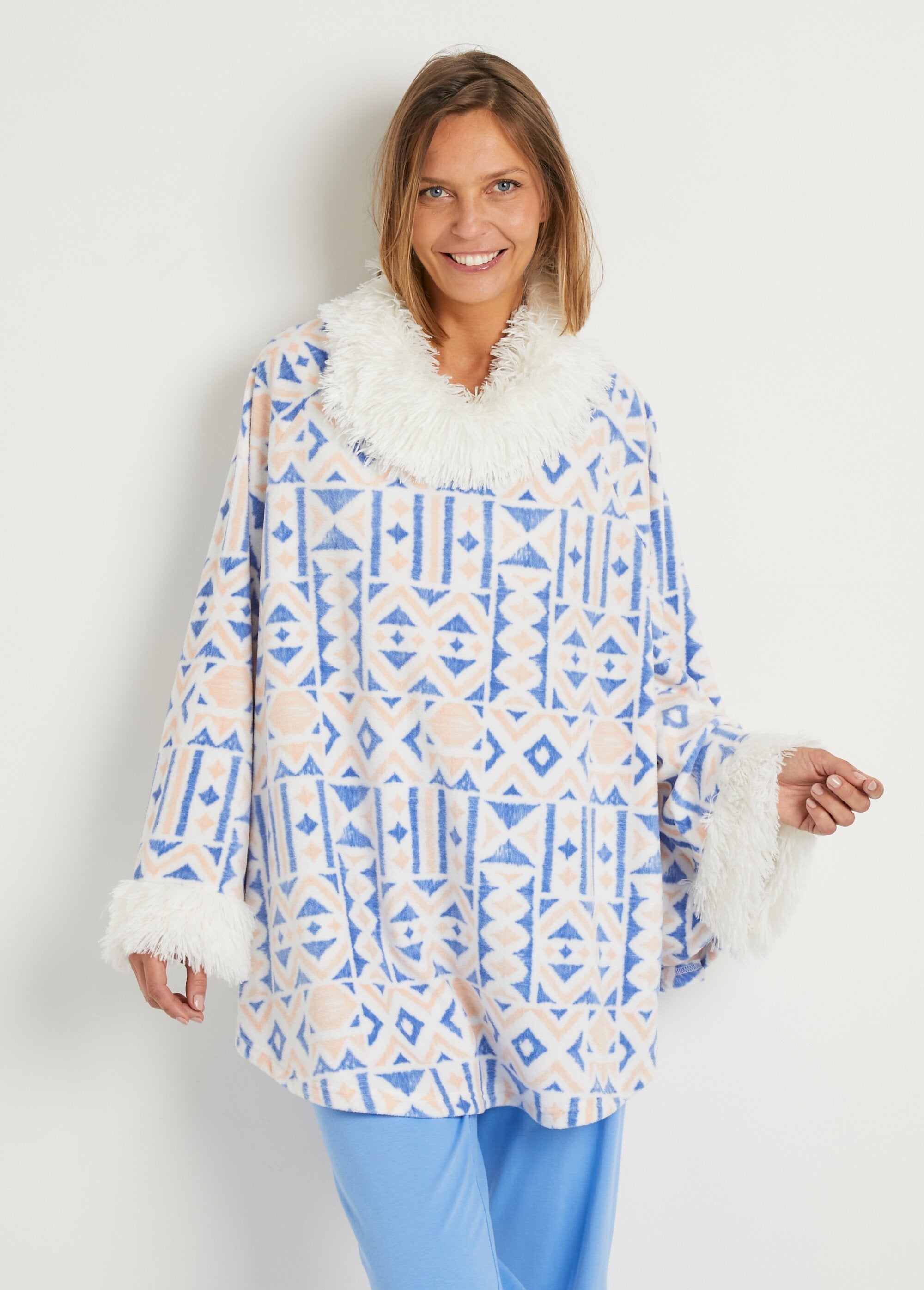 Warme_fleece_poncho_met_opdruk_en_ronde_hals_Imprime_bleu_FA1_slim