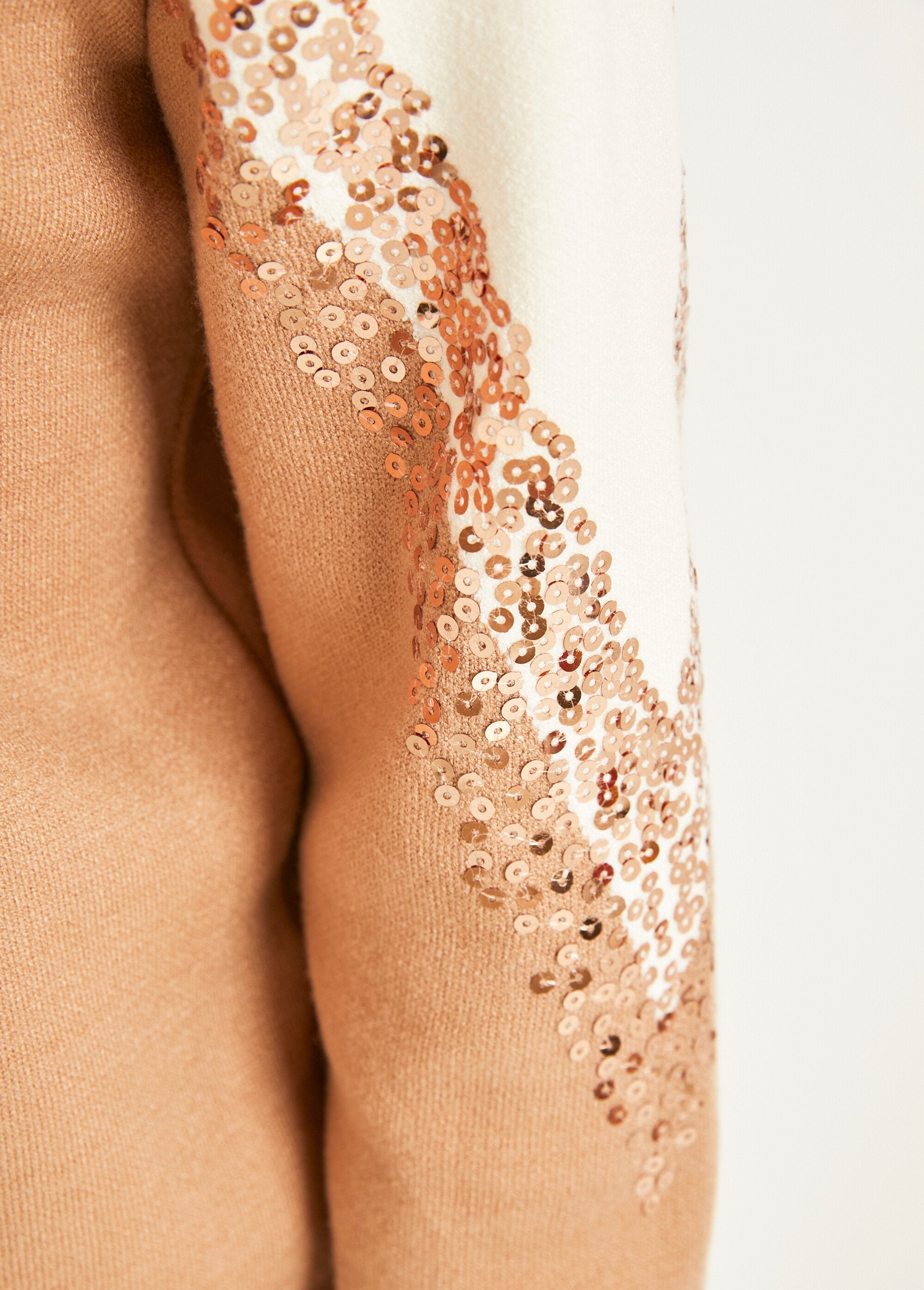 Tweekleurige_paillettentrui_met_lange_mouwen_Beige_et_camel_DE2_slim