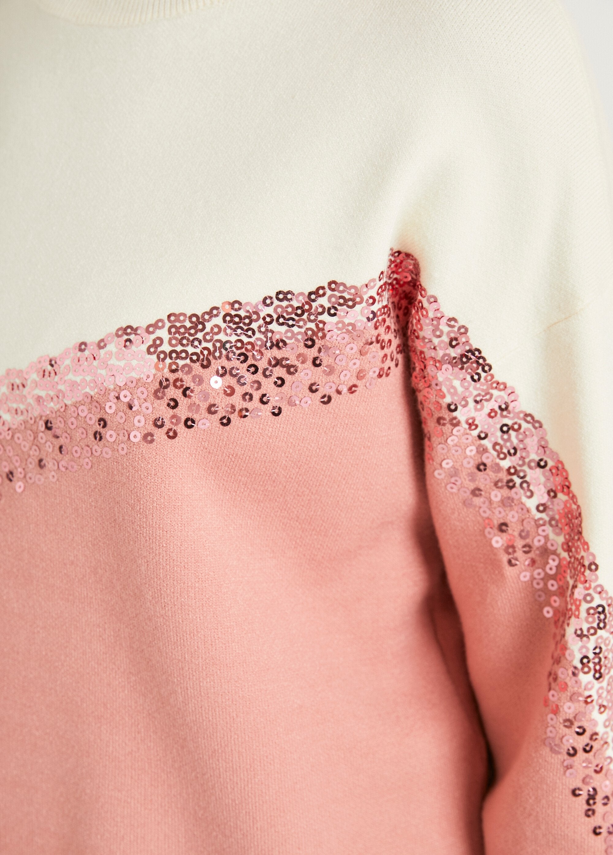 Tweekleurige_paillettentrui_met_lange_mouwen_Beige_et_rose_DE2_slim