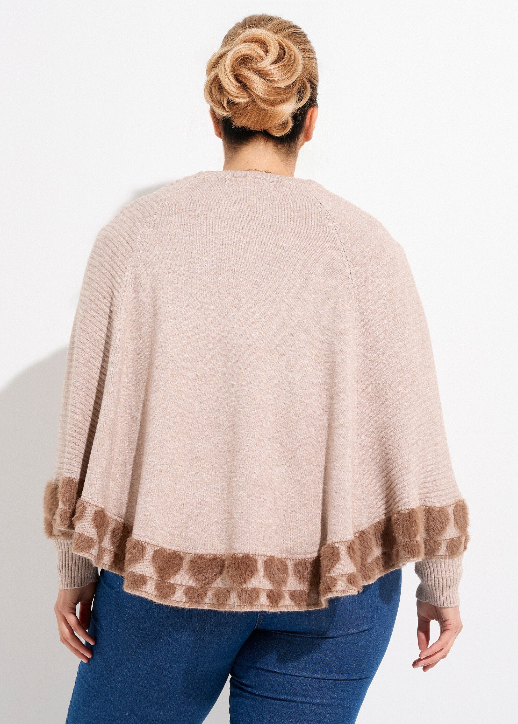 Poncho_cape_maille_coeurs_et_col_rond_Taupe_DO1_curvy