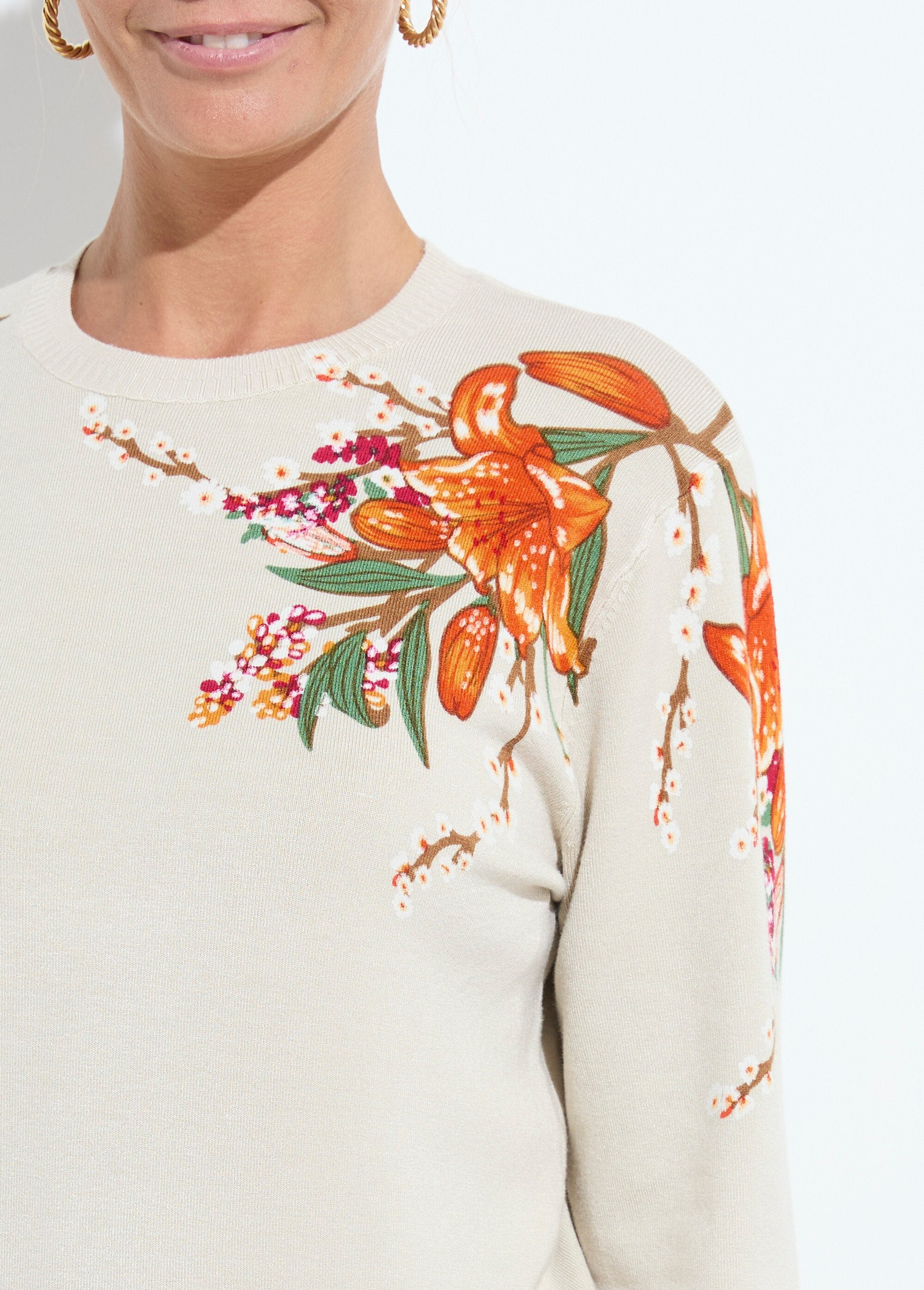Warme_trui_met_lange_mouwen_en_ronde_hals_met_bloemenprint_Beige_DE1_slim