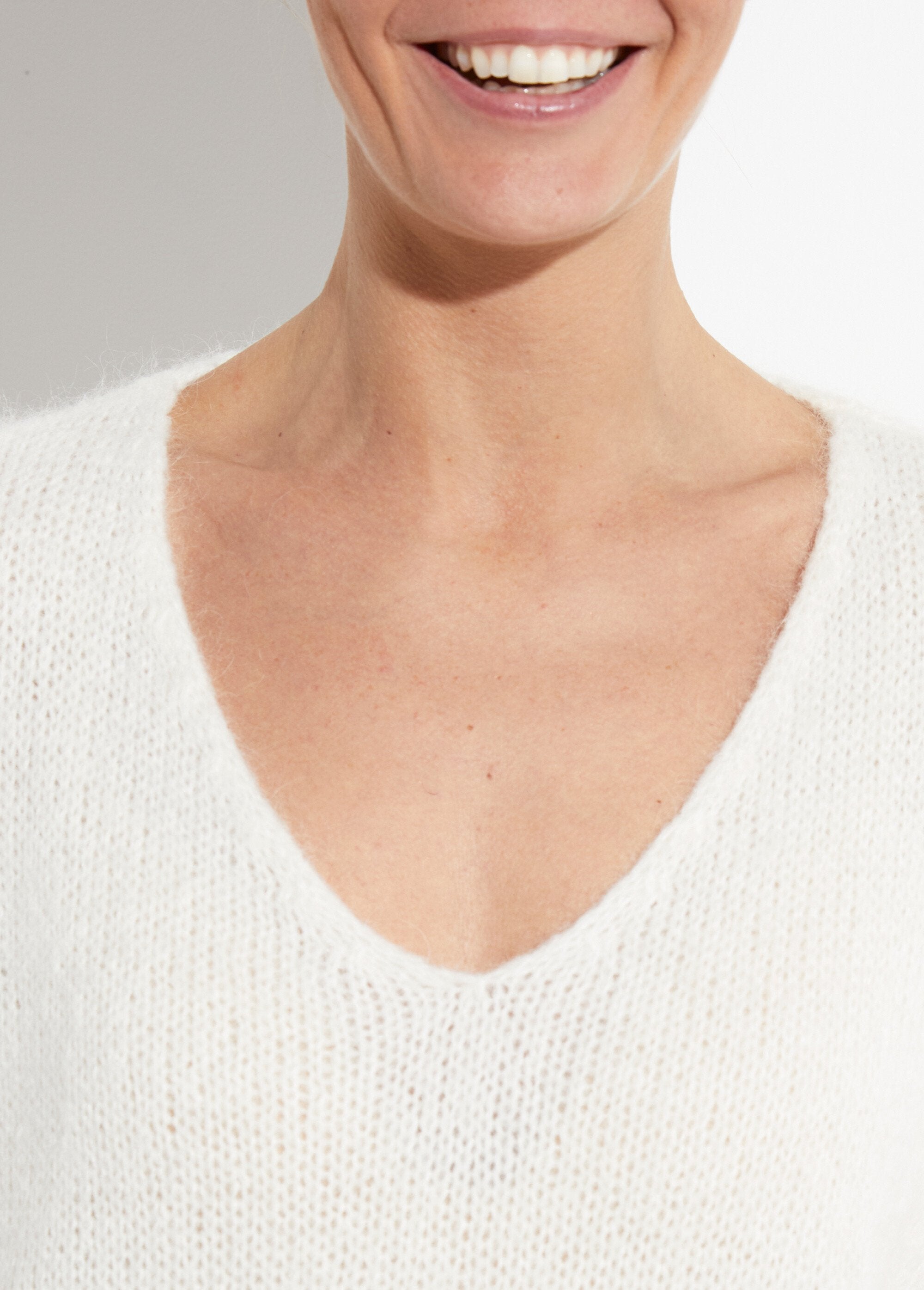 Pull_chaud_col_V_en_maille_avec_mohair_Ecru_DE1_slim