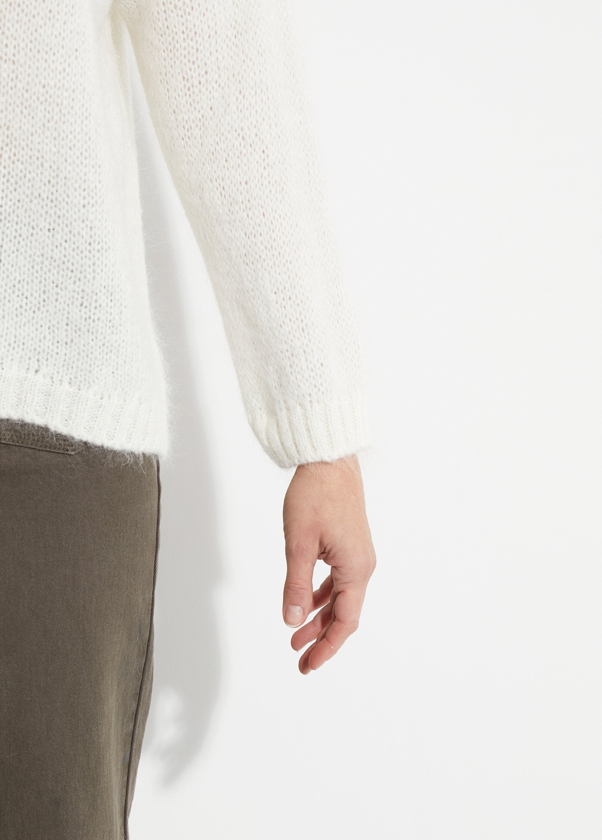 Pull_chaud_col_V_en_maille_avec_mohair_Ecru_DE2_slim