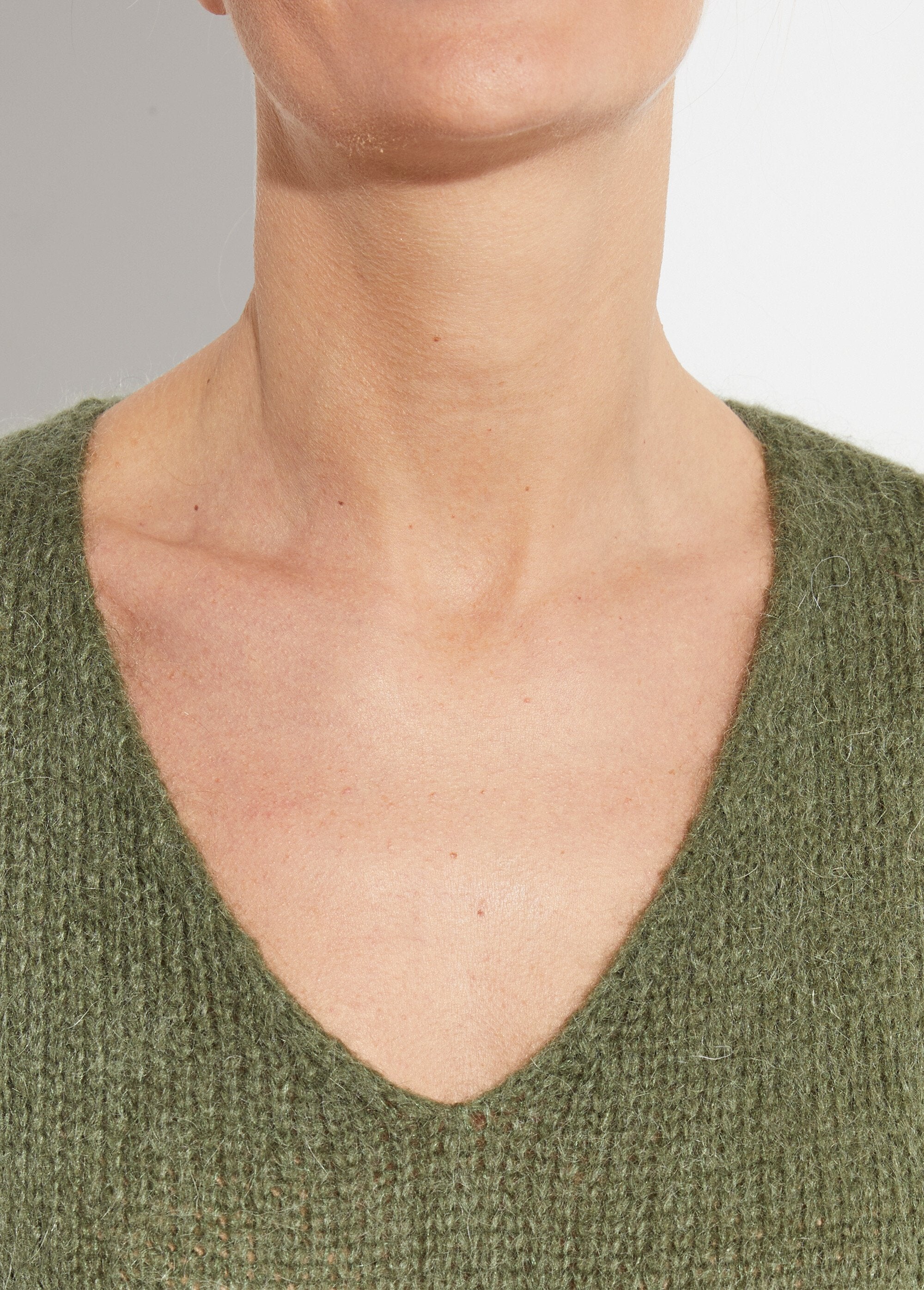 Pull_chaud_col_V_en_maille_avec_mohair_Kaki_DE1_slim