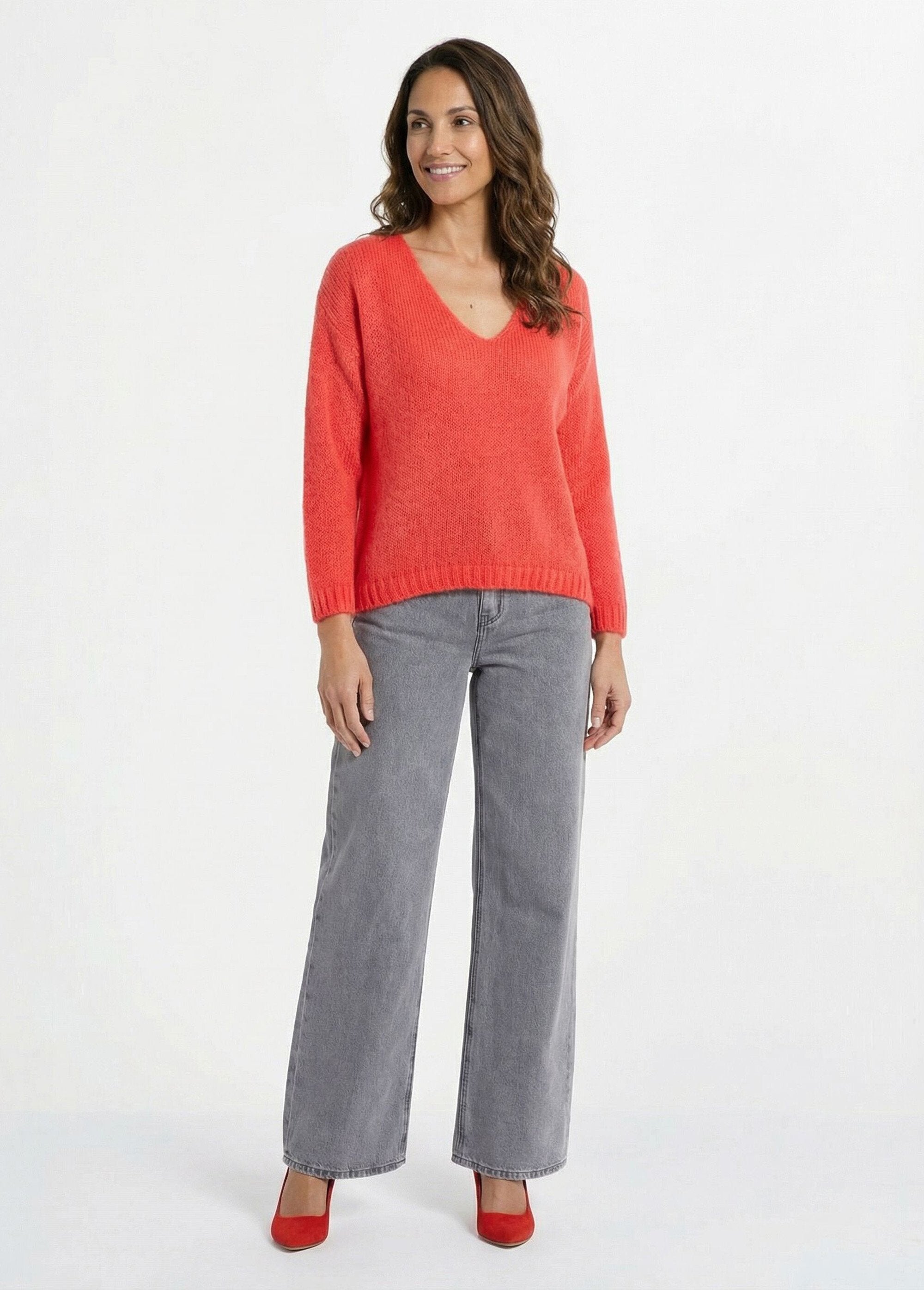 Warme_gebreide_trui_met_V-hals_en_mohair_Corail_SF1_slim