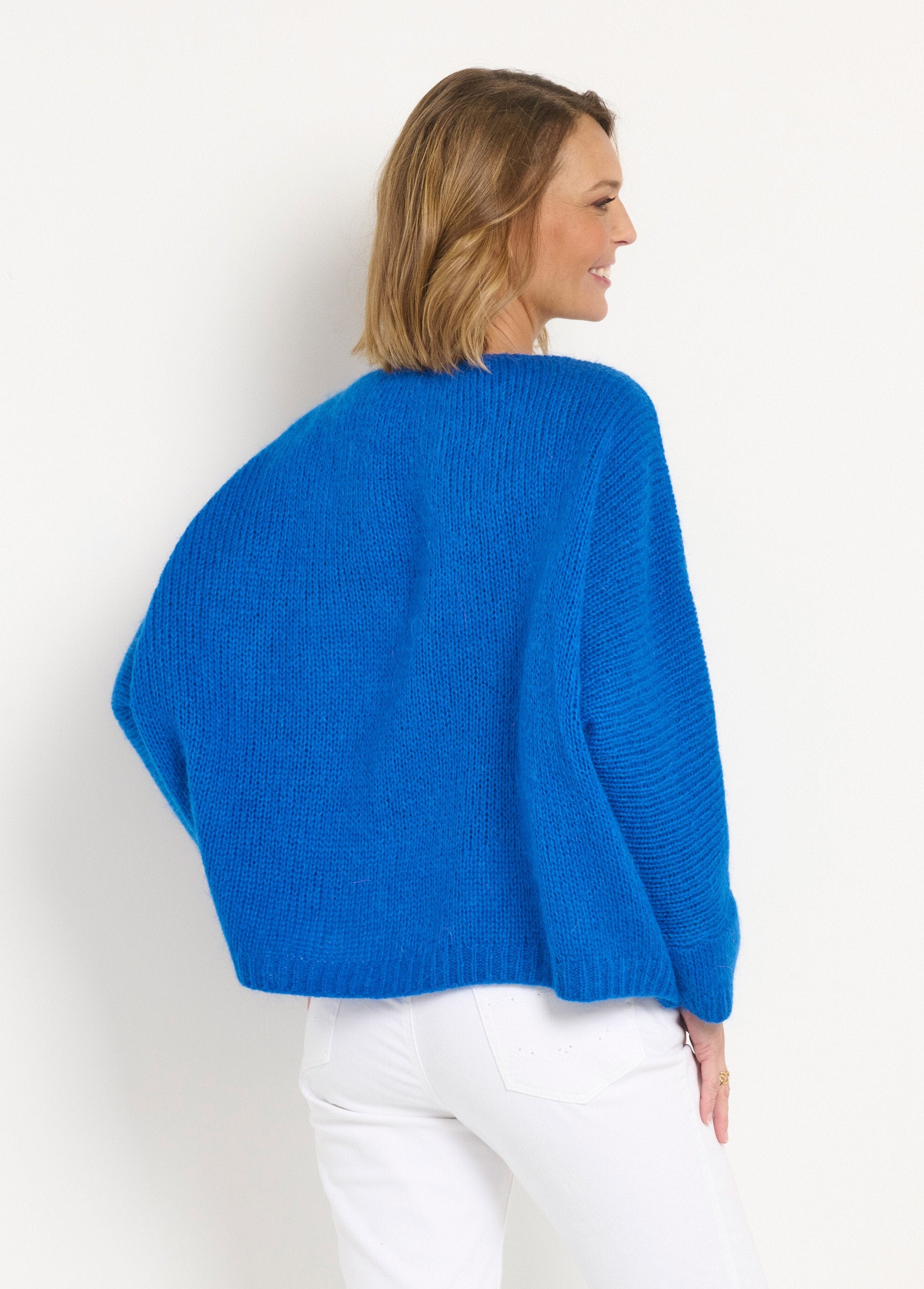 Pull_chaud_laine_mohair_col_V_emmanchures_descendues_Bleu_electrique_DO1_slim