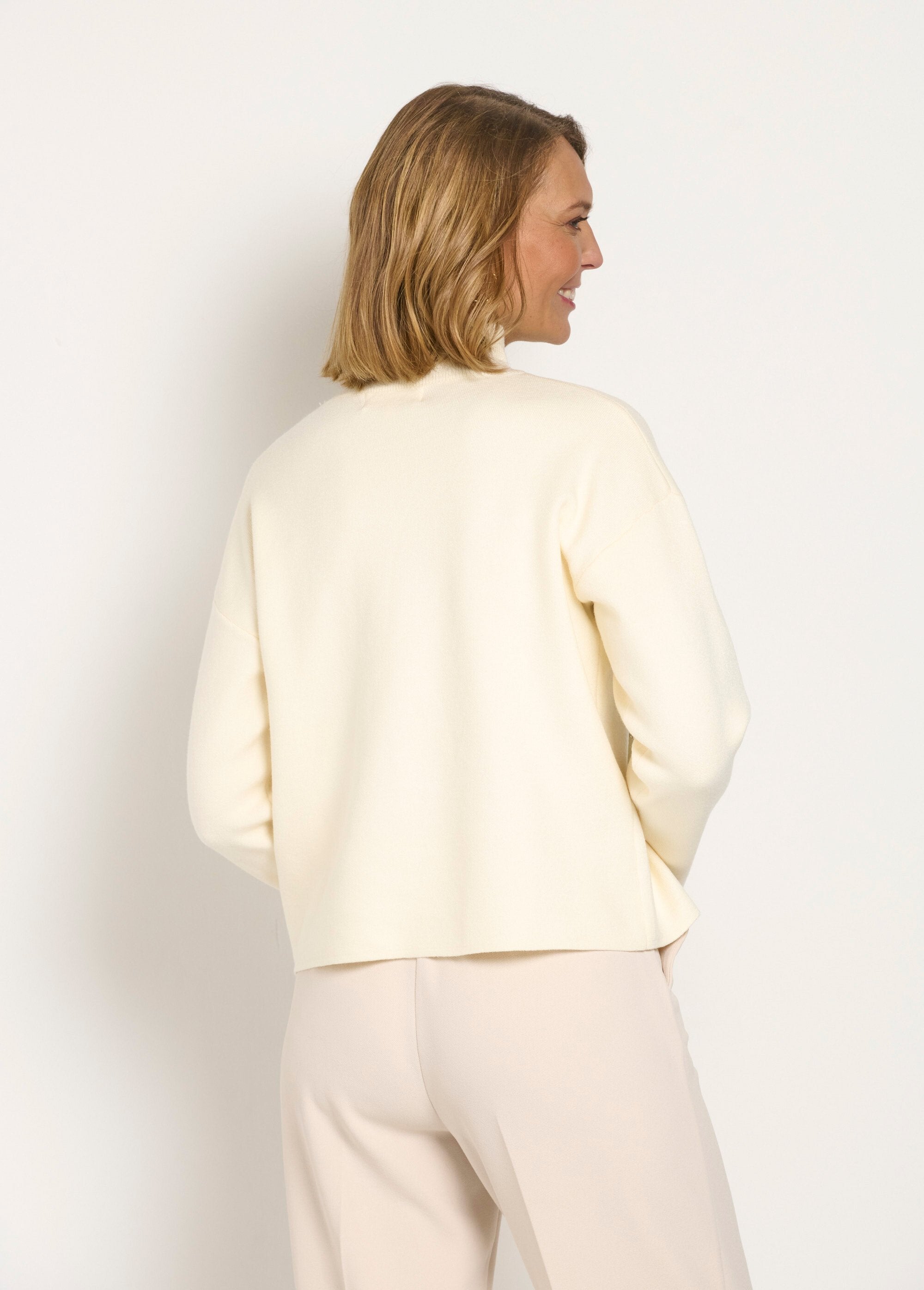 Pull_col_montant_broderies_fleurs_sequins_Beige_DO1_slim