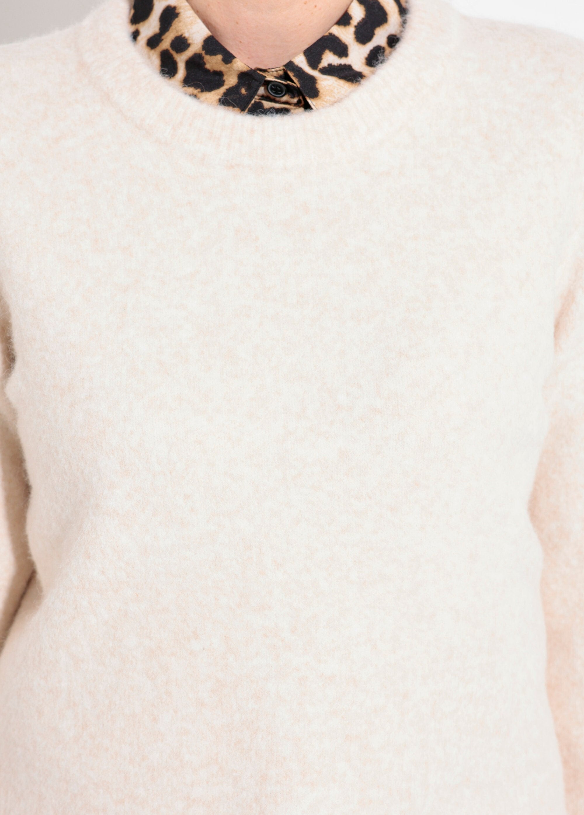 Warme,_pluizige_wollen_trui_met_ronde_hals_Beige_DE1_slim