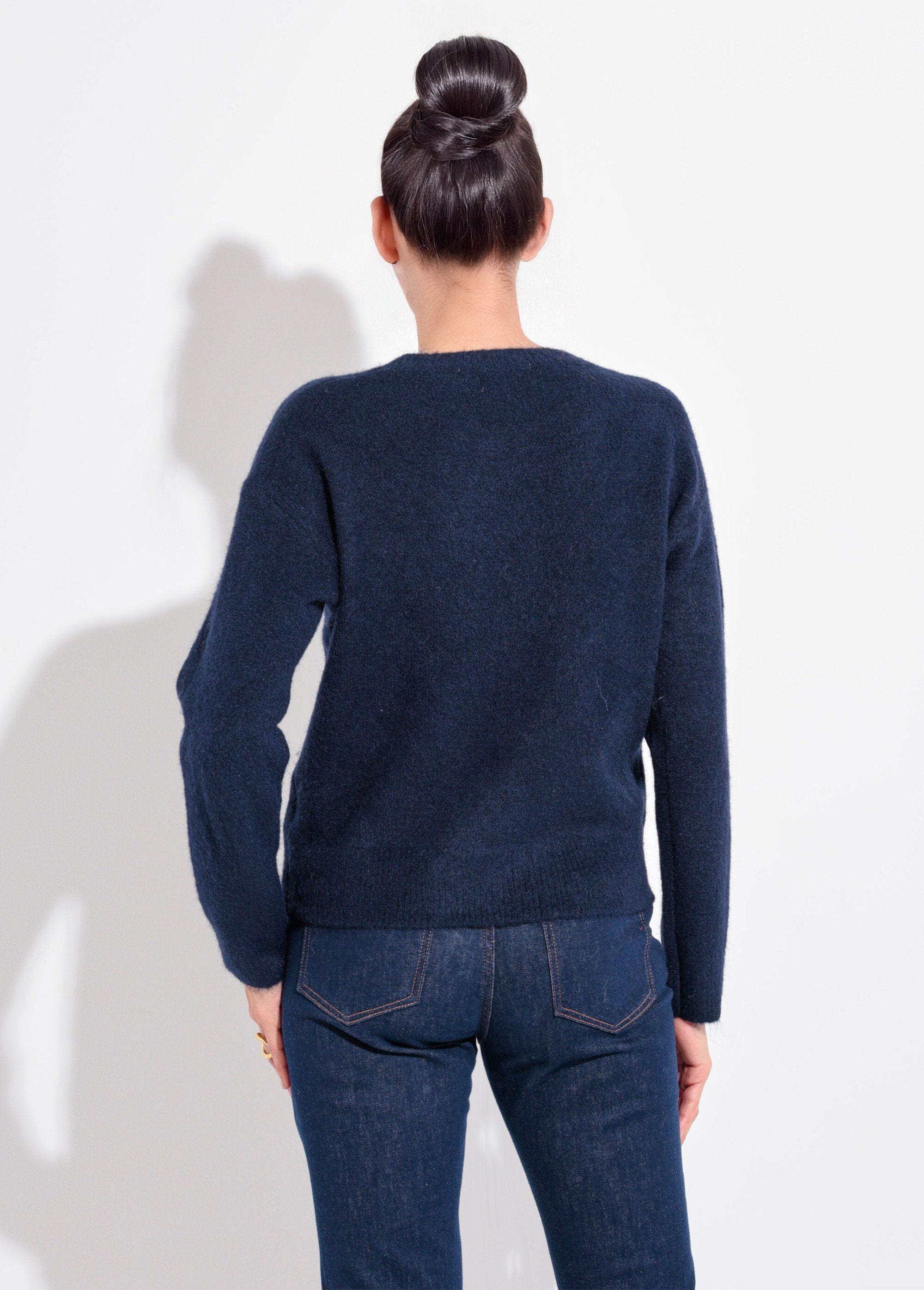 Trui_met_ronde_hals_en_paillettendetail_Marine_DO1_slim