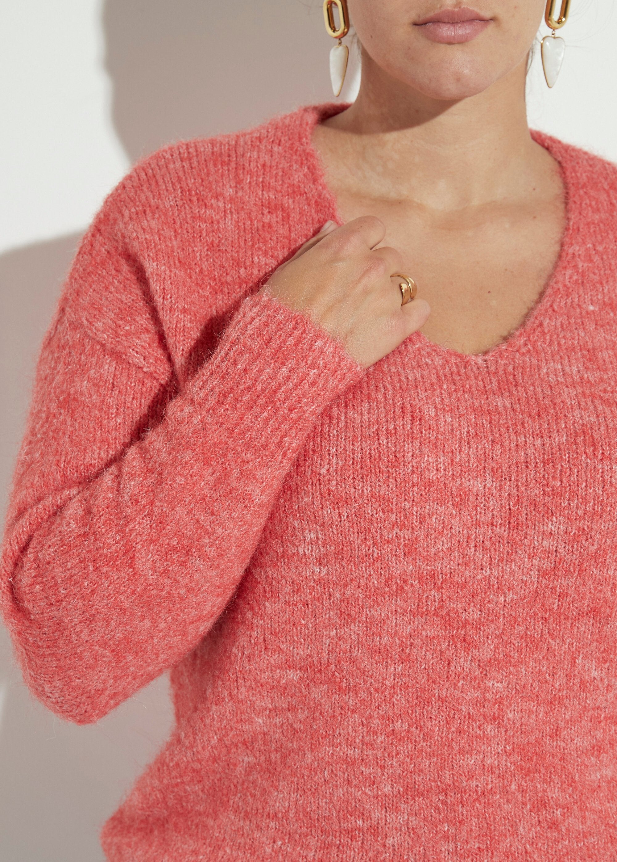 Pull_col_V_fin_et_chaud_avec_laine_Corail_DE1_curvy