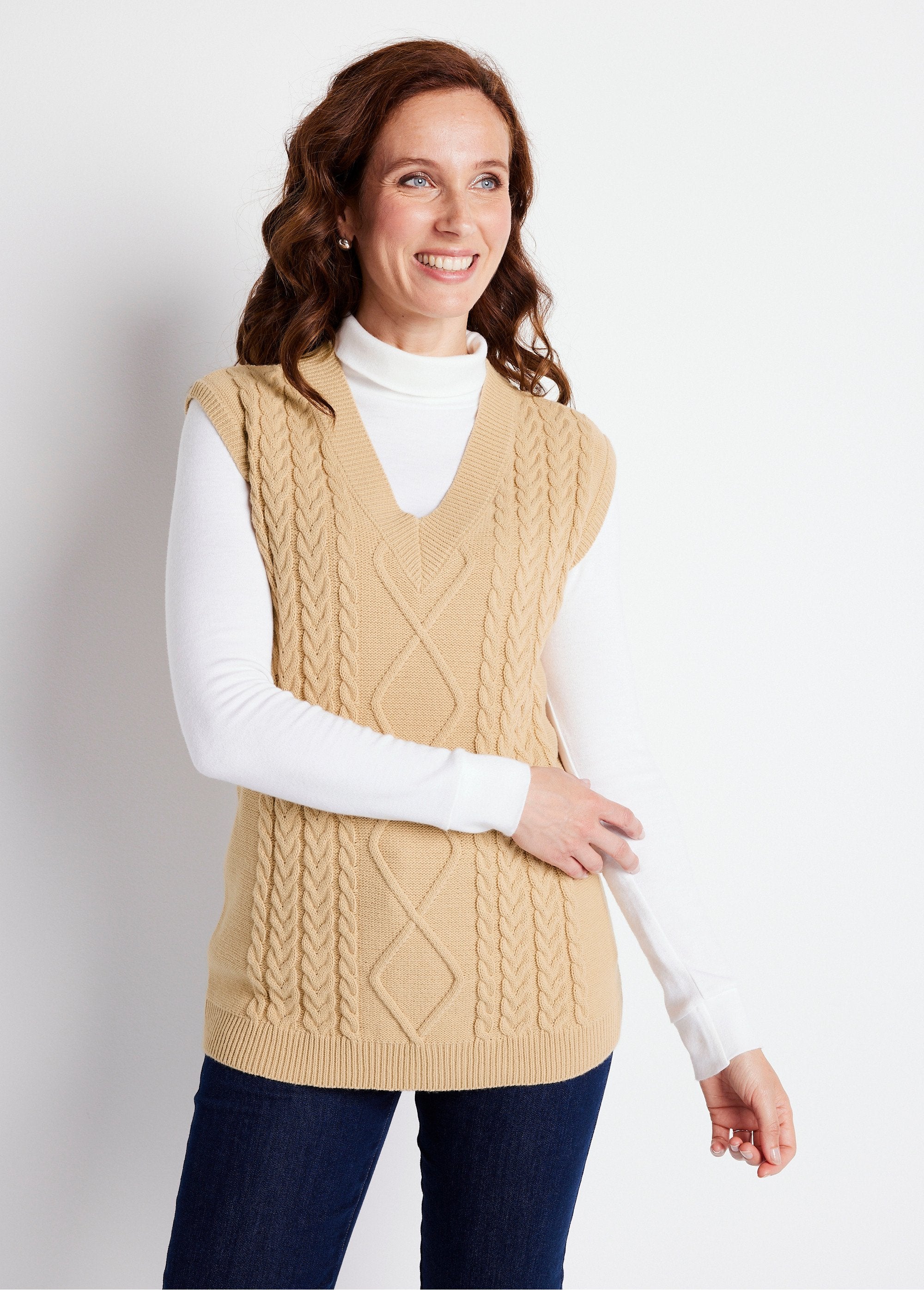 Mouwloze_gebreide_trui_met_V-hals_BEIGE_FA1_slim