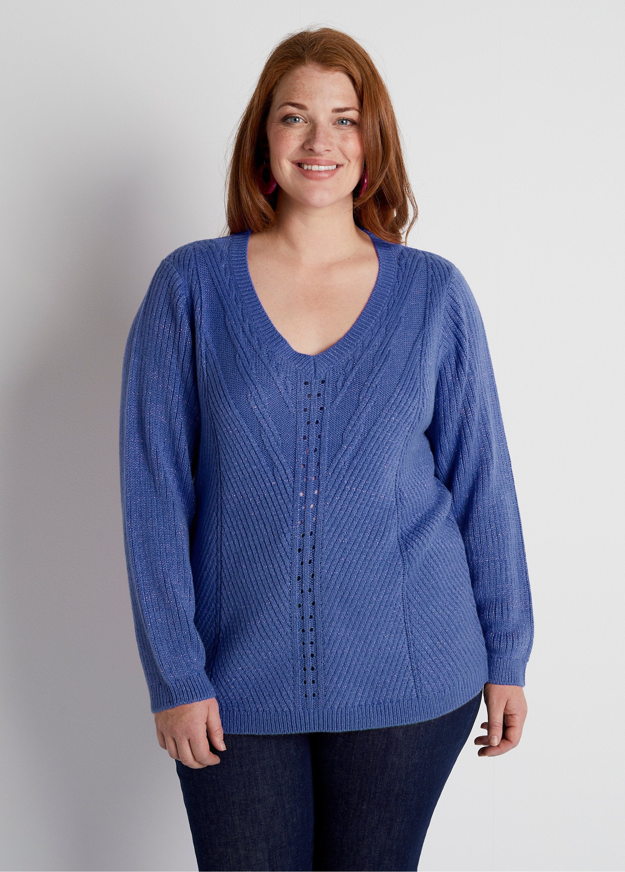 Effen_gebreide_trui_met_V-hals_BLAUW_FA1_curvy